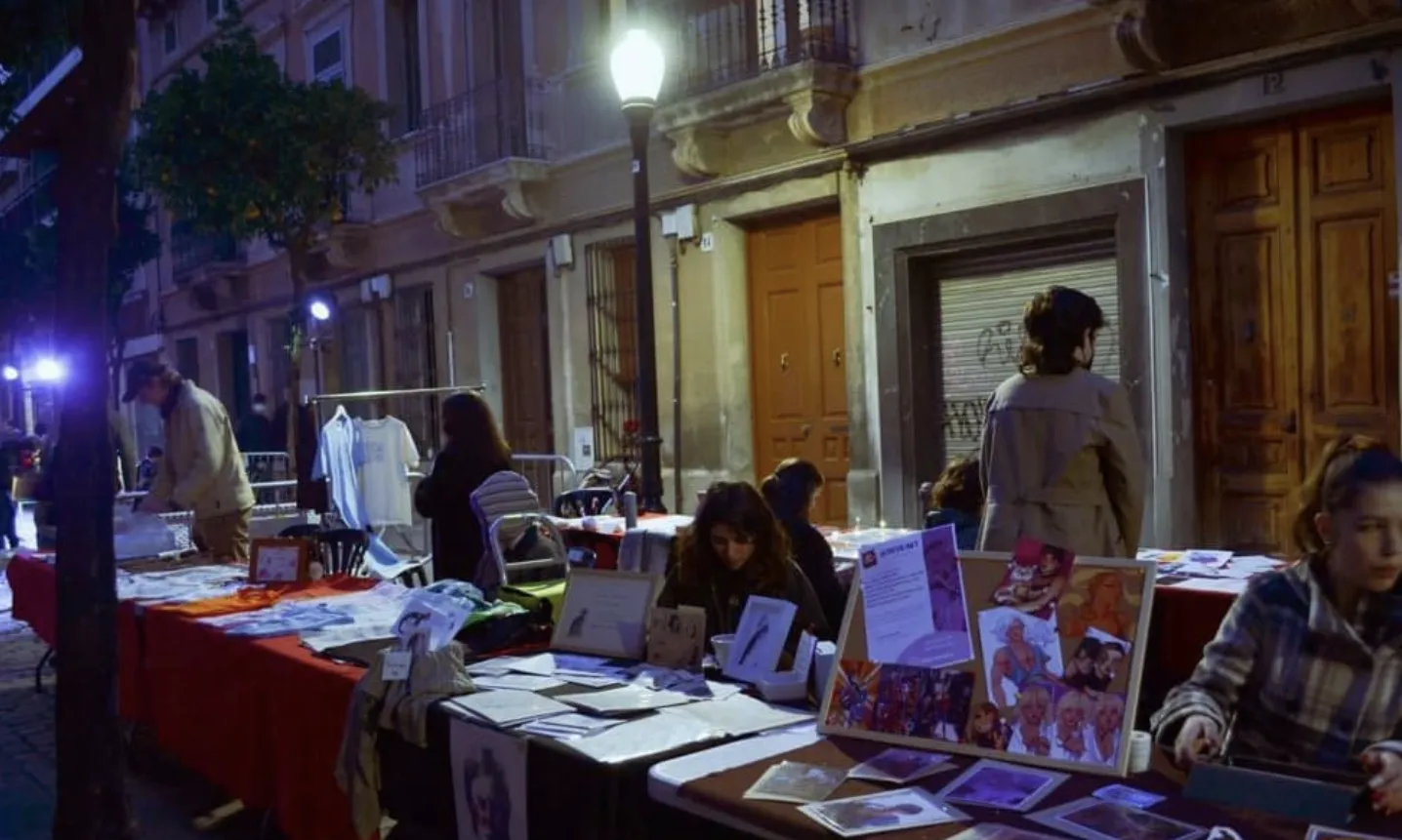 El mercat artístic a càrrec d'ART-ES Medea a la Societat Cultural i Esportiva La Lira de Sant Andreu. Font: ART-ES Medea