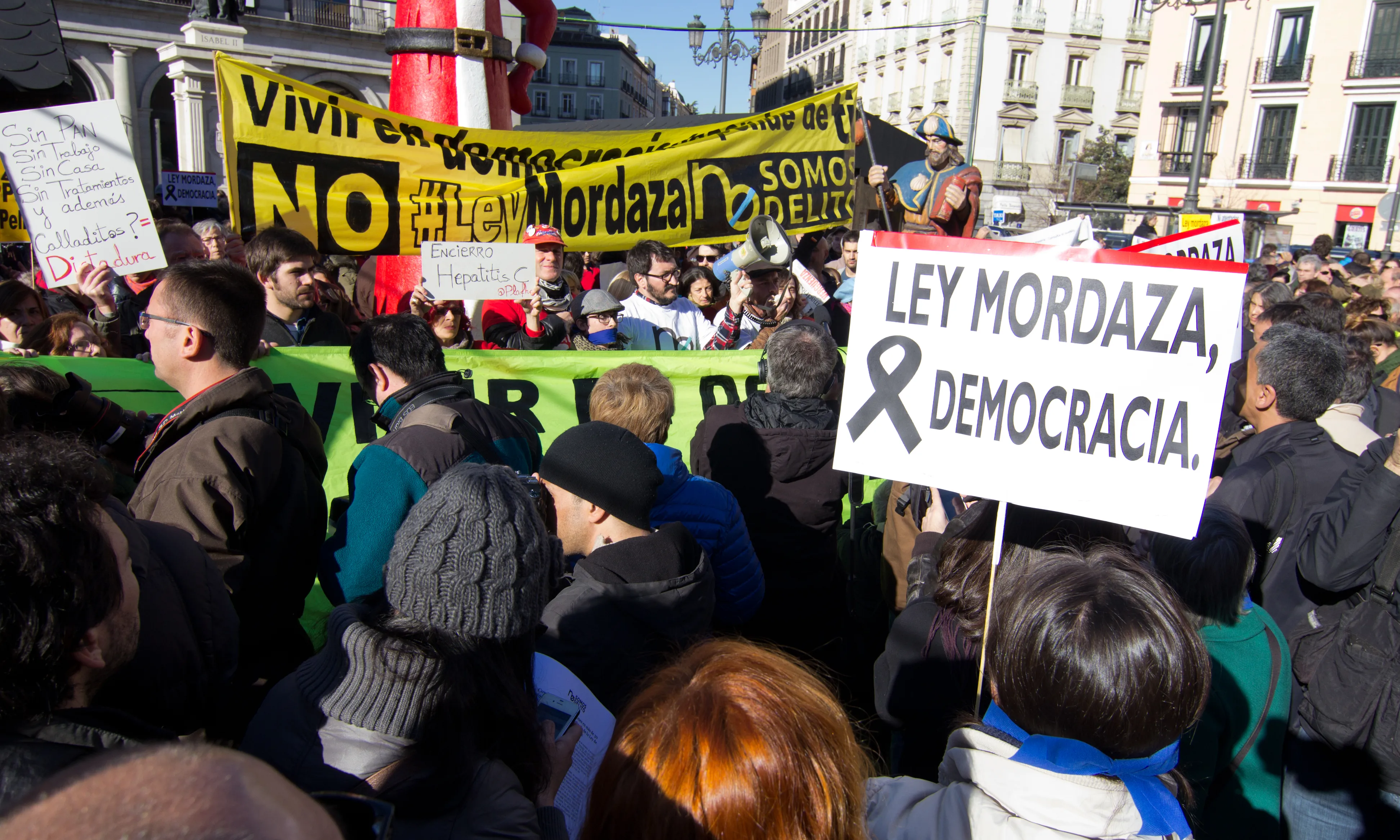 Malgrat les protestes i la pressió ciutadana, ja fa gairebé vuit anys que la llei mordassa està en vigor.