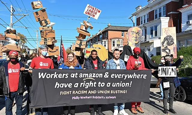 Persones treballadores d'Amazon en una protesta a Filadèlfia, als Estats Units.