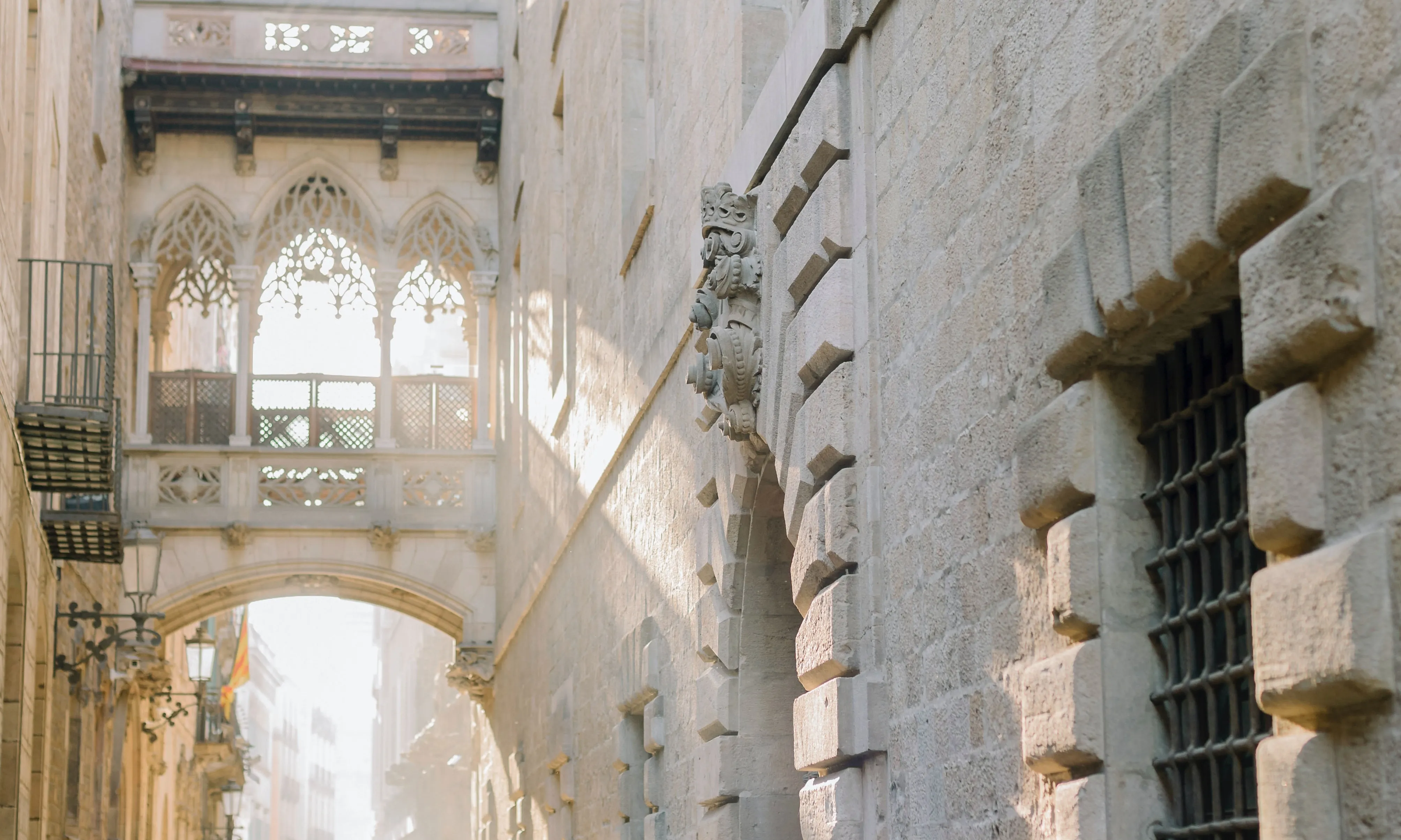 Carrer de Barcelona. Font: Pexels - Alina Skazka