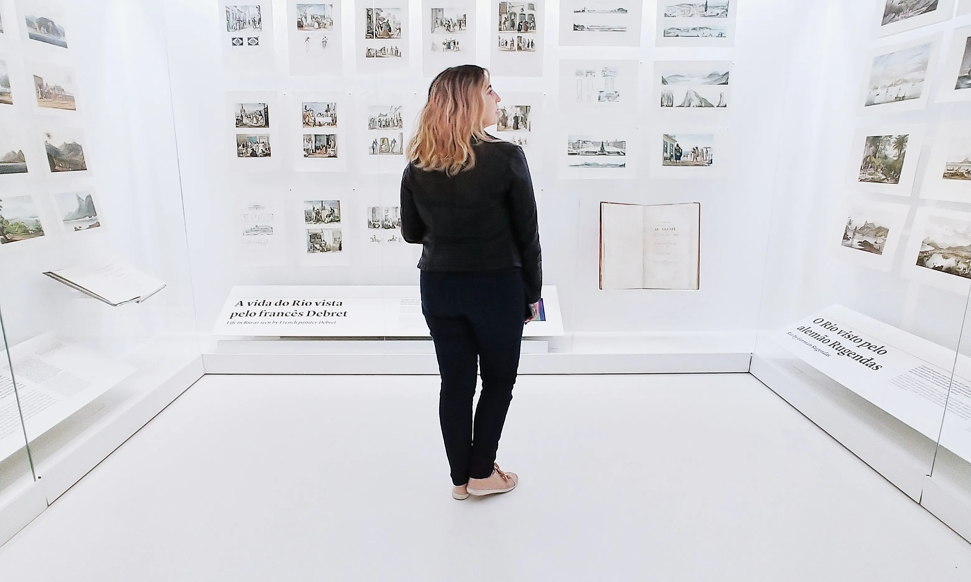 Noia en una exposició fotogràfica. Font: Pexels - Cesar Hiar