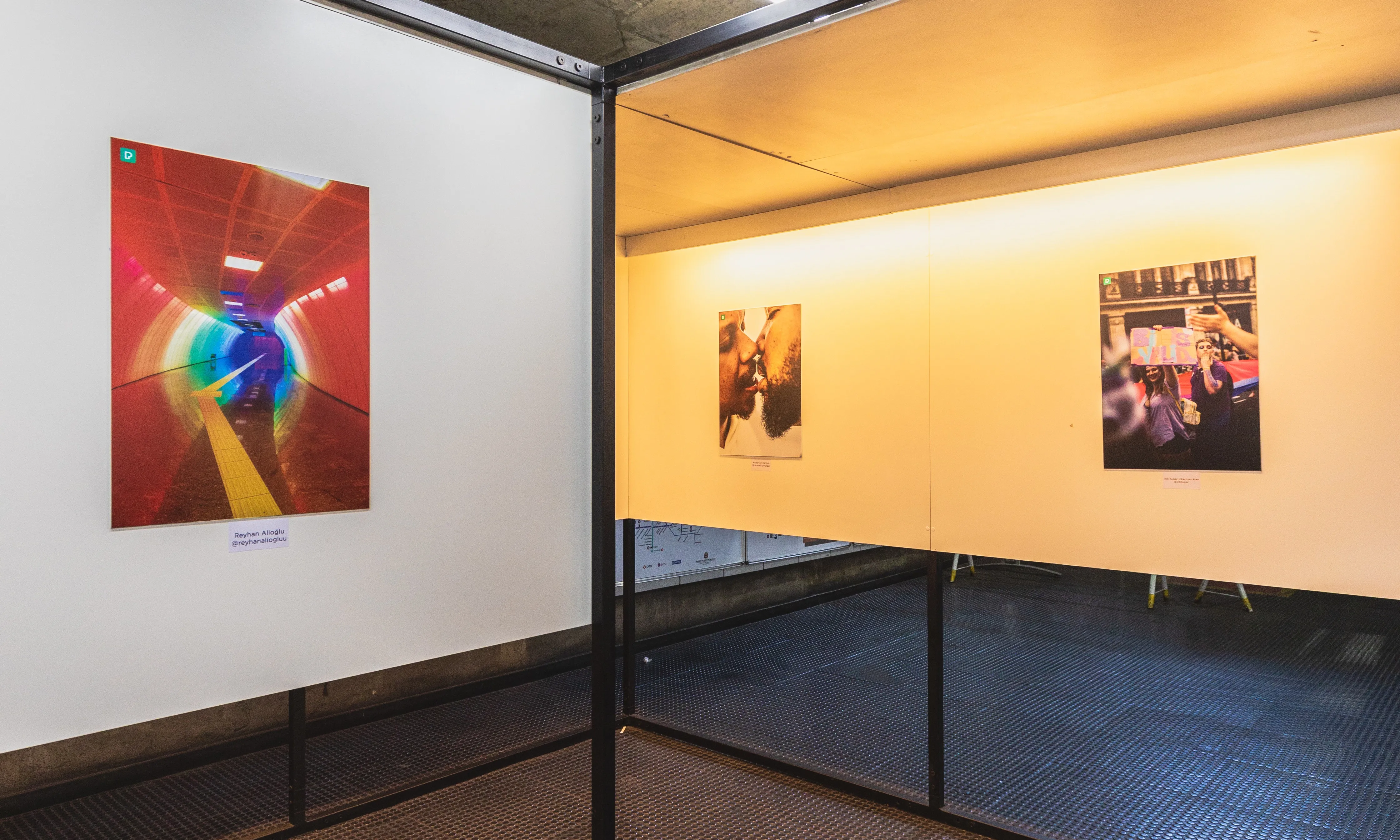 Exposició de fotografies. Font: Pexels - Matheus Bertelli Exposició de fotografies.