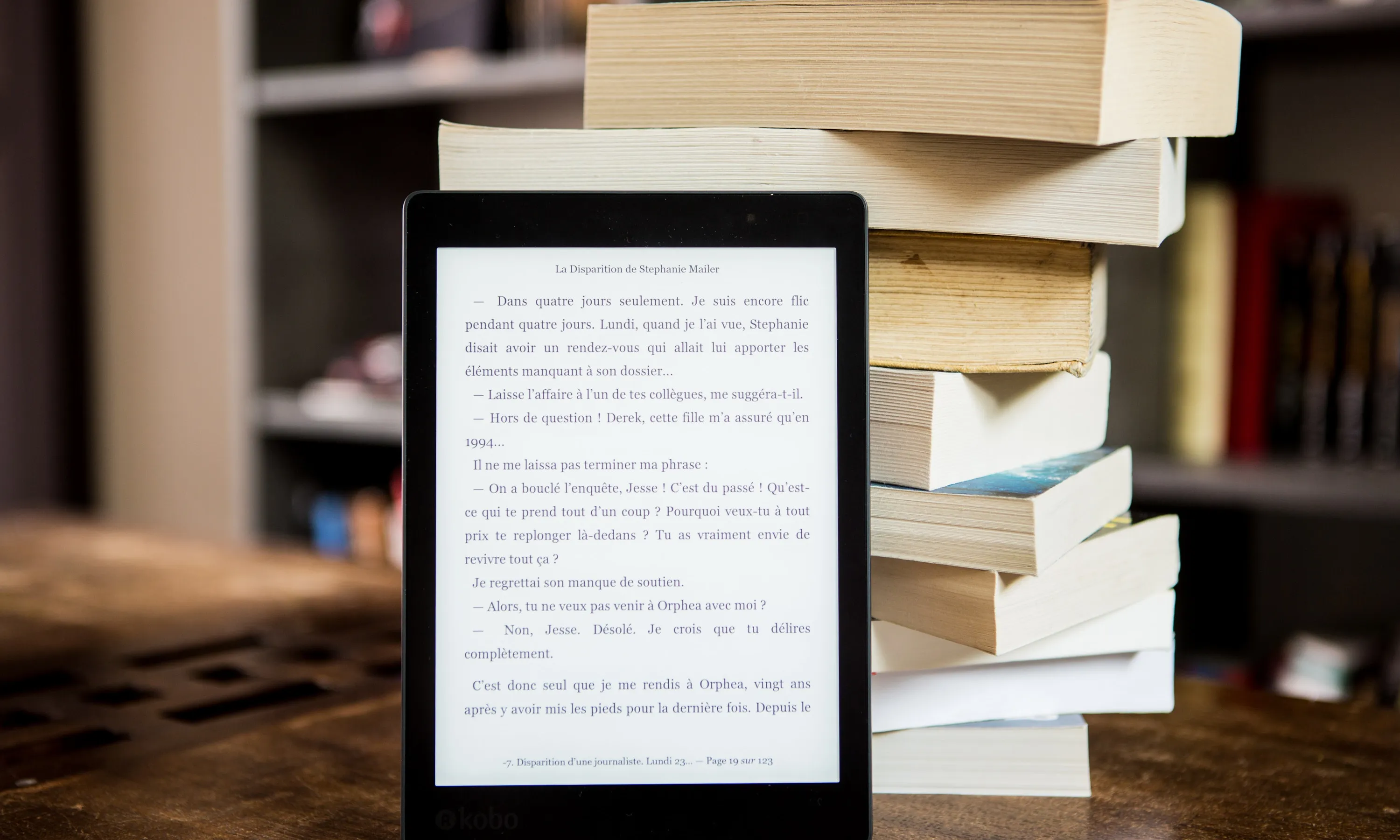Llibres en paper vers llibre digital. Font: Pexels - Perfecto Capucine
