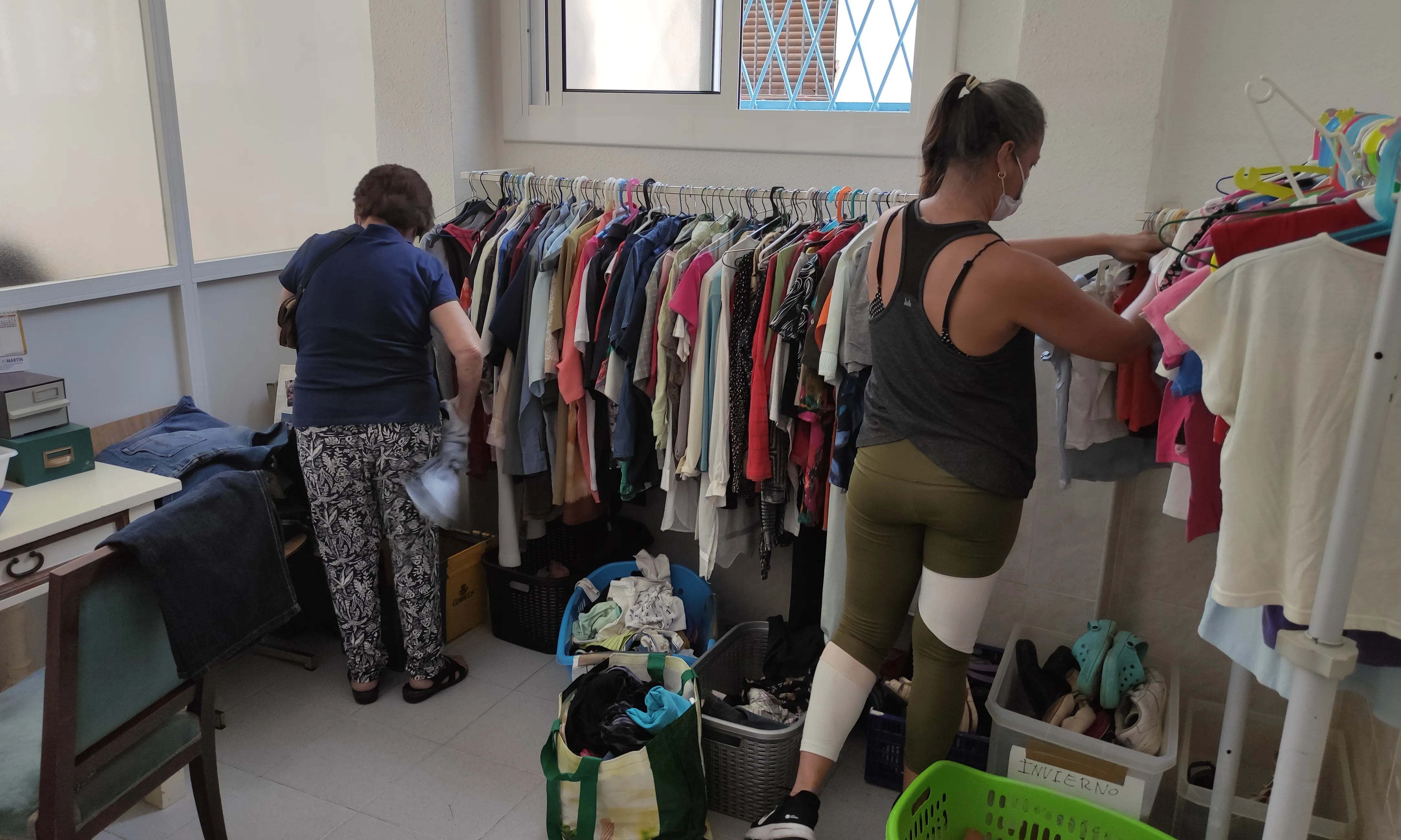Cada tarda poden passar unes trenta persones pel local per recollir roba.
