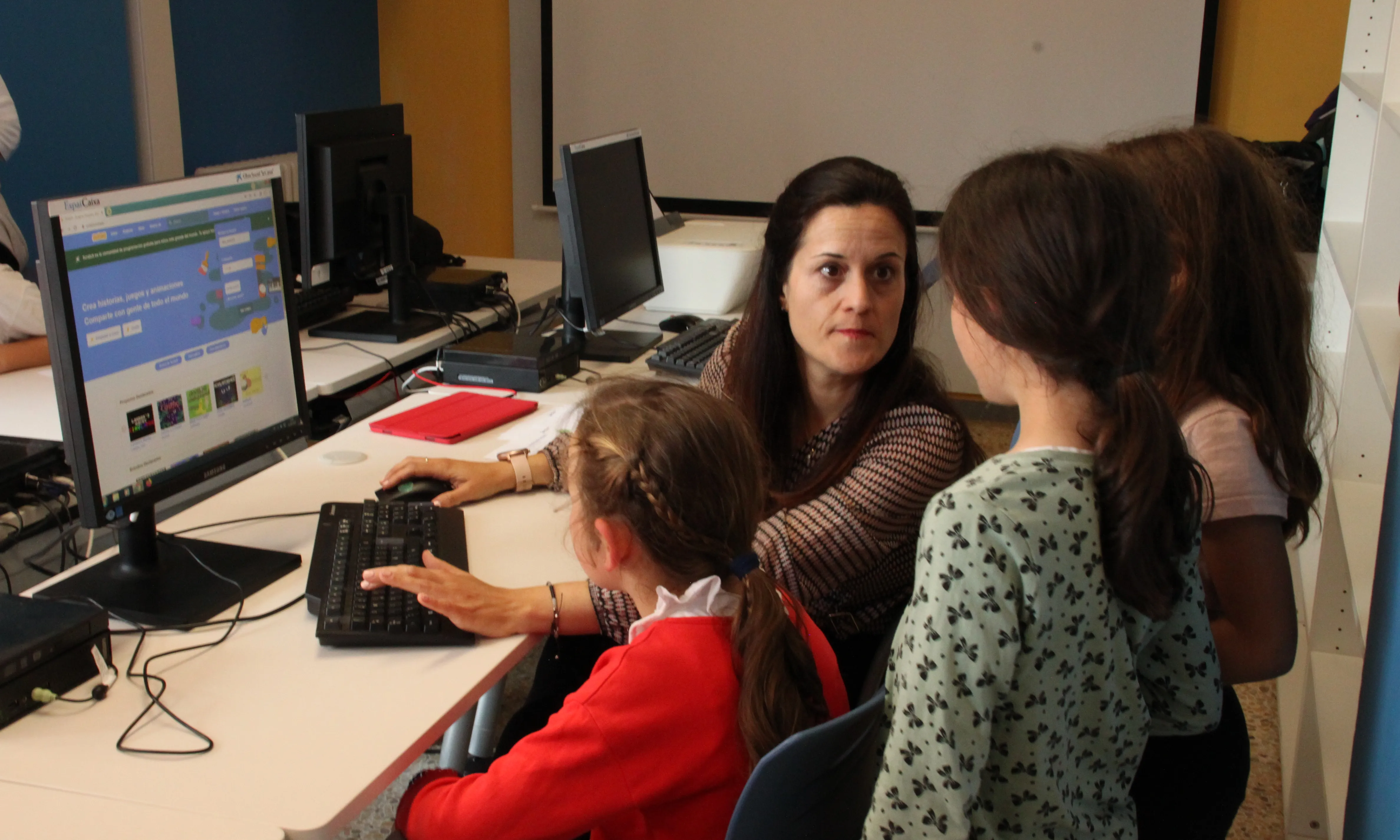 L'Eva Gutiérrez, enginyera de telecomunicacions, és qui imparteix els tallers.
