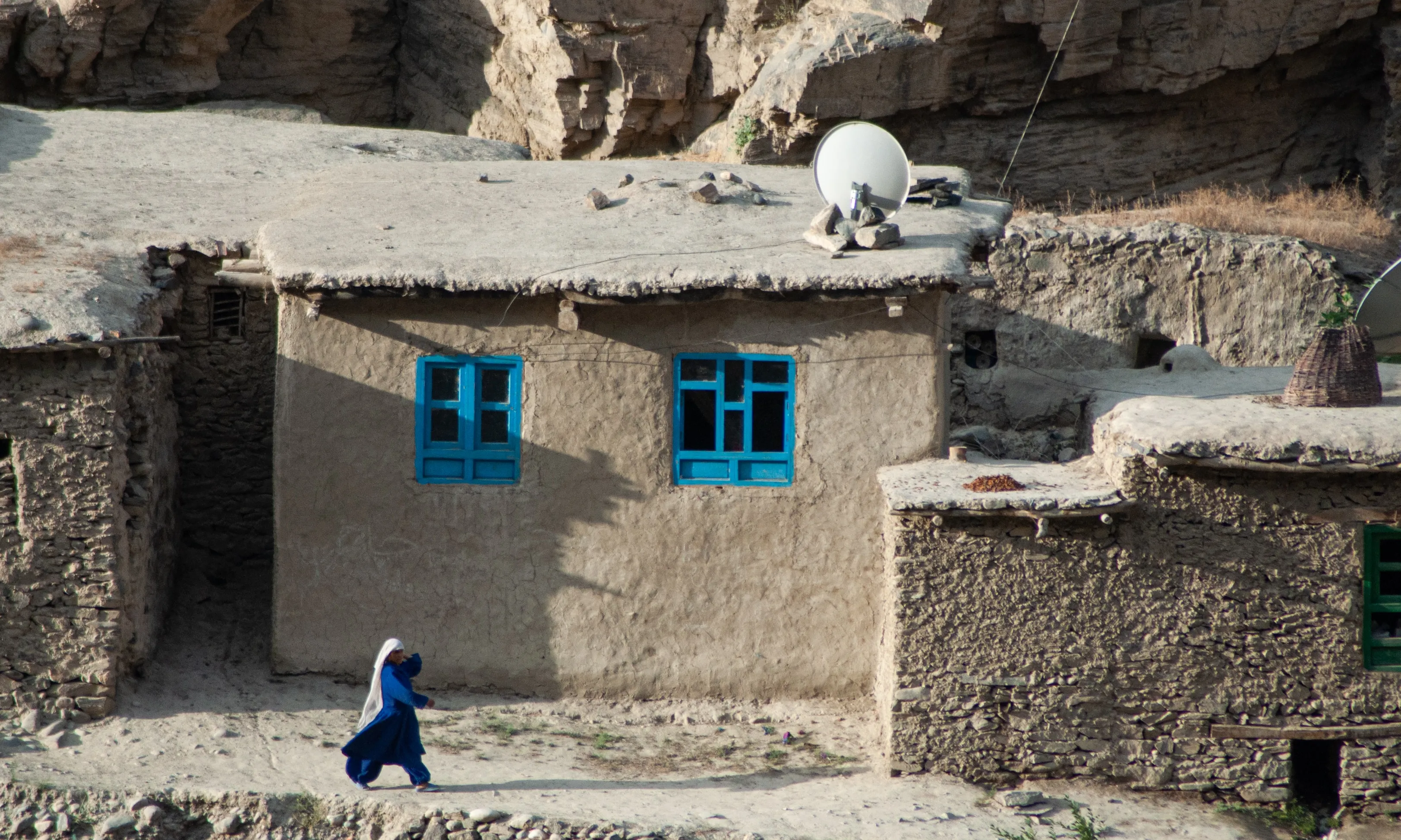 Les autoritats afganeses han imposat a les dones cooperants la prohibició de dur a terme la seva tasca a l’Afganistan.