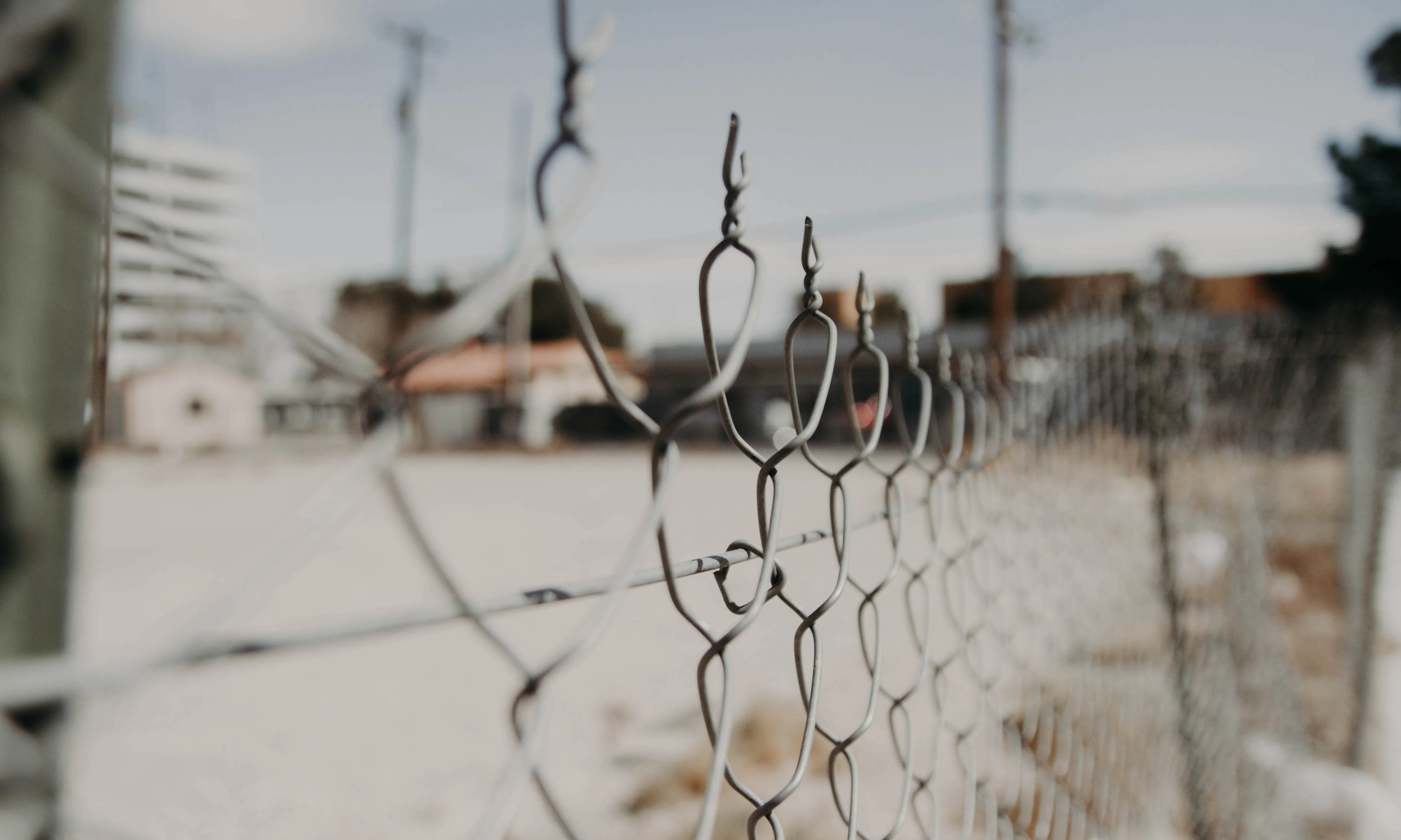 Avui, les vulneracions dels drets humans continuen molt vigents a molts indrets del planeta.