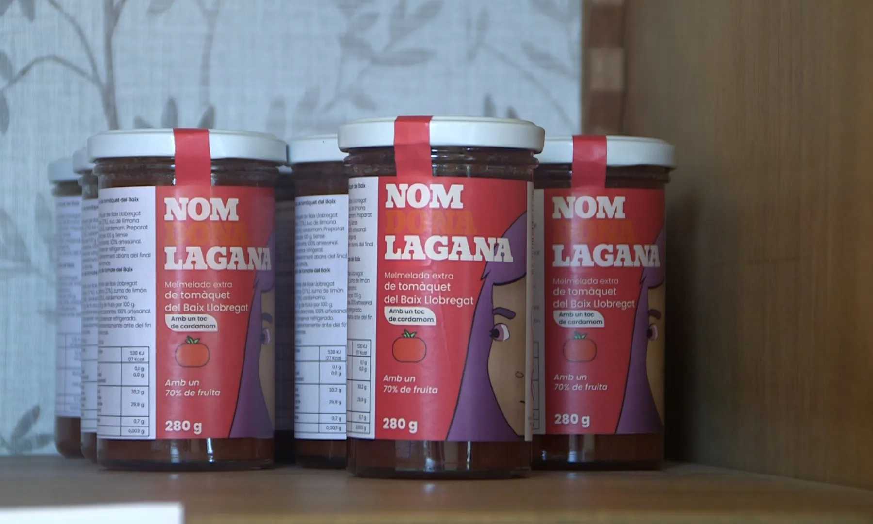 Compten amb un obrador on elaboren melmelades artesanes, amb fruita de temporada i d'agricultores locals, sense intermediàries.