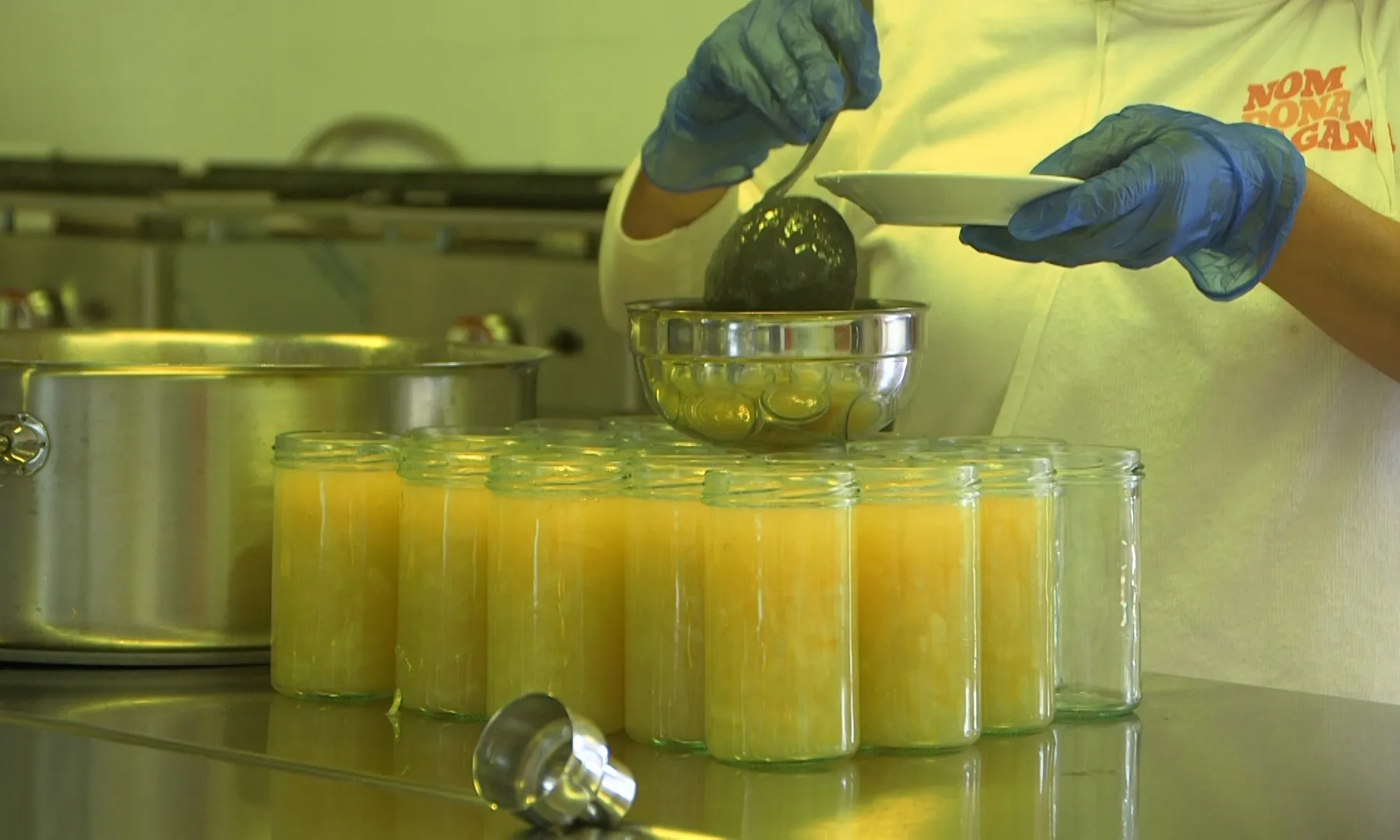 Gràcies a la tasca d'elaboració de melmelades, les dones poden accedir a oportunitats laborals dignes i recuperar la seva llibertat.