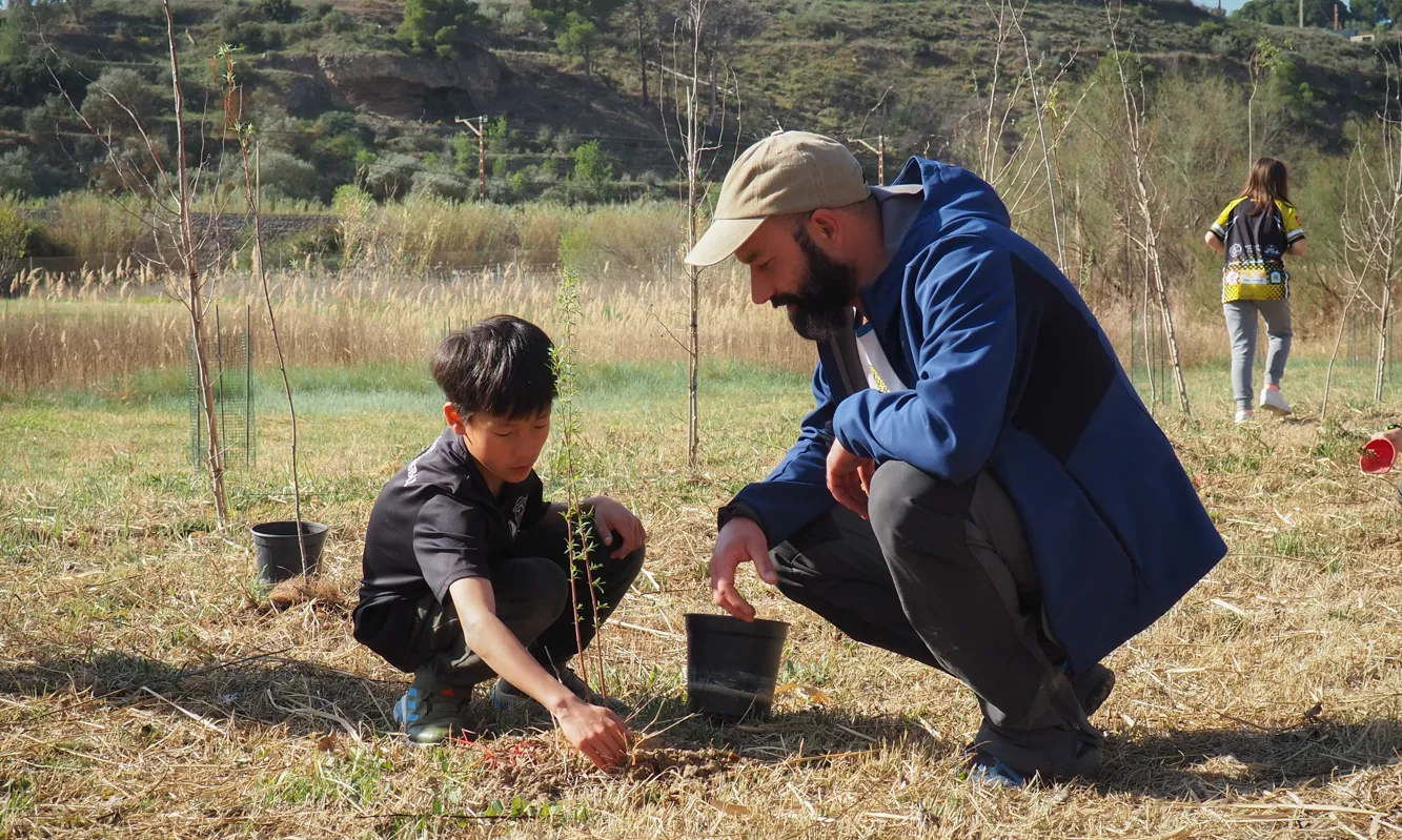 Diferents alumnes i usuàries d'escoles, centres i entitats participen en els tallers, on coneixen la problemàtica, connecten amb la natura i aprenen nous conceptes.