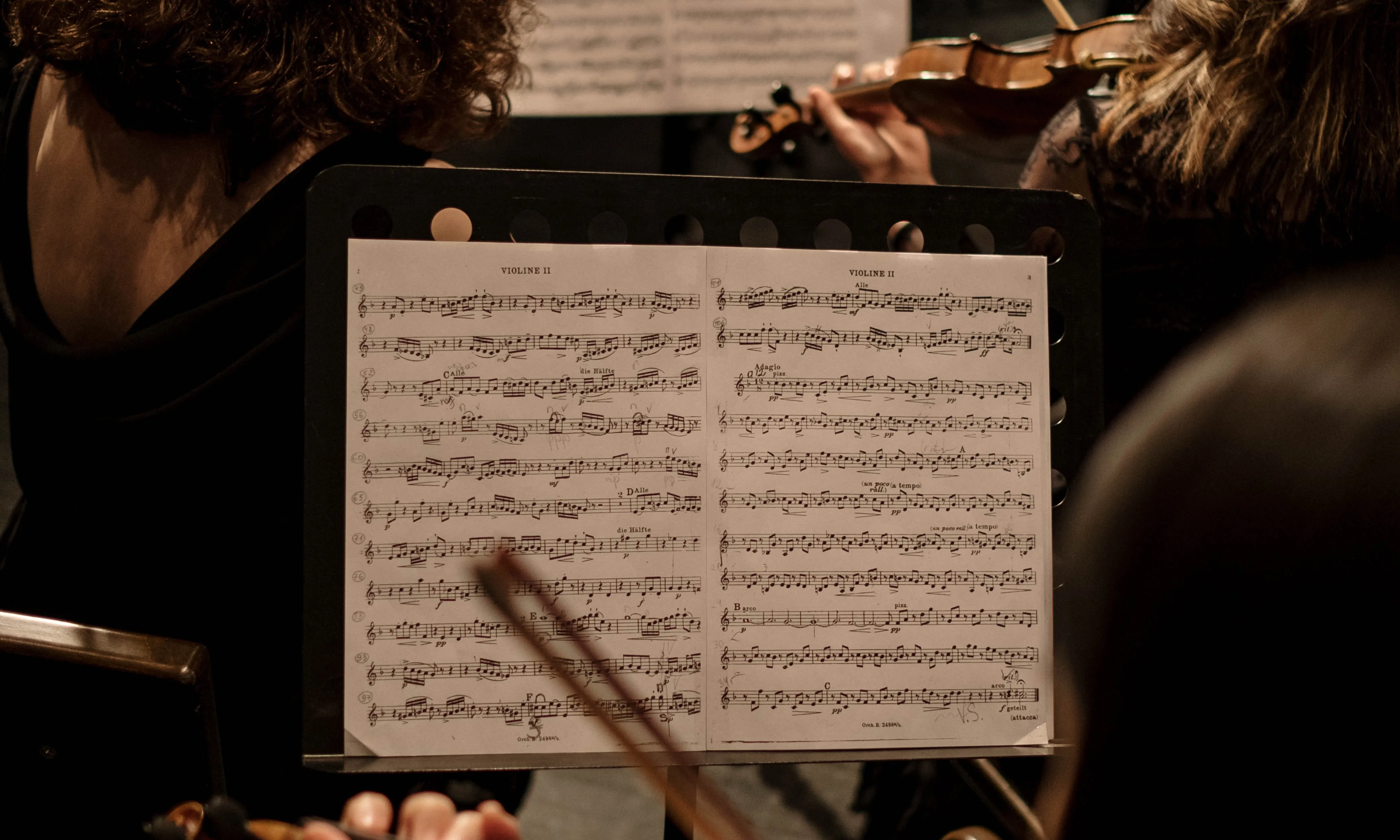 Músics tocant en una orquestra. Font: Pexels - cottonbro studio