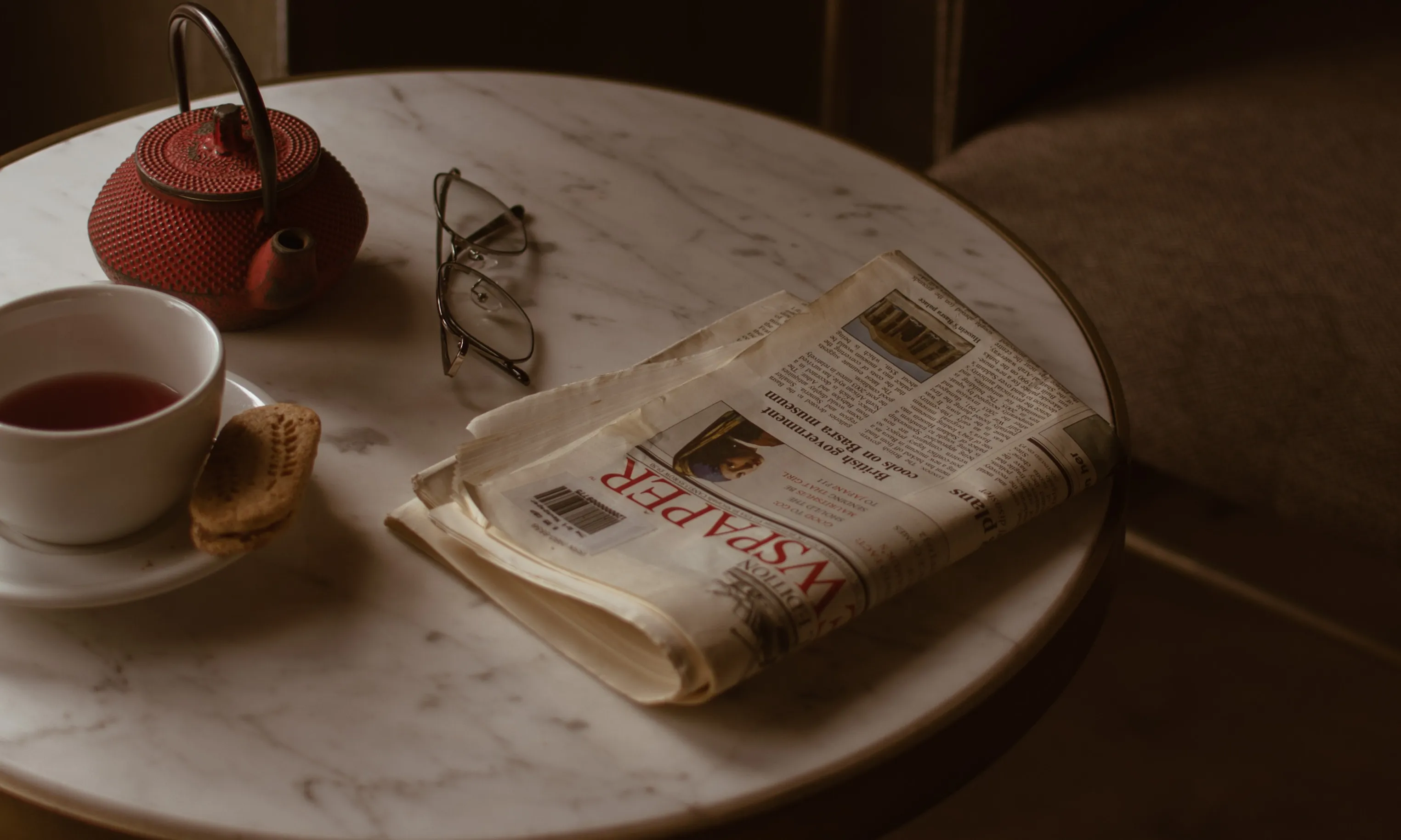 Taula amb un diari en paper. Font: Pexels - Gül Işık Taula amb un diari en paper. Font: Pexels - Gül Işık
