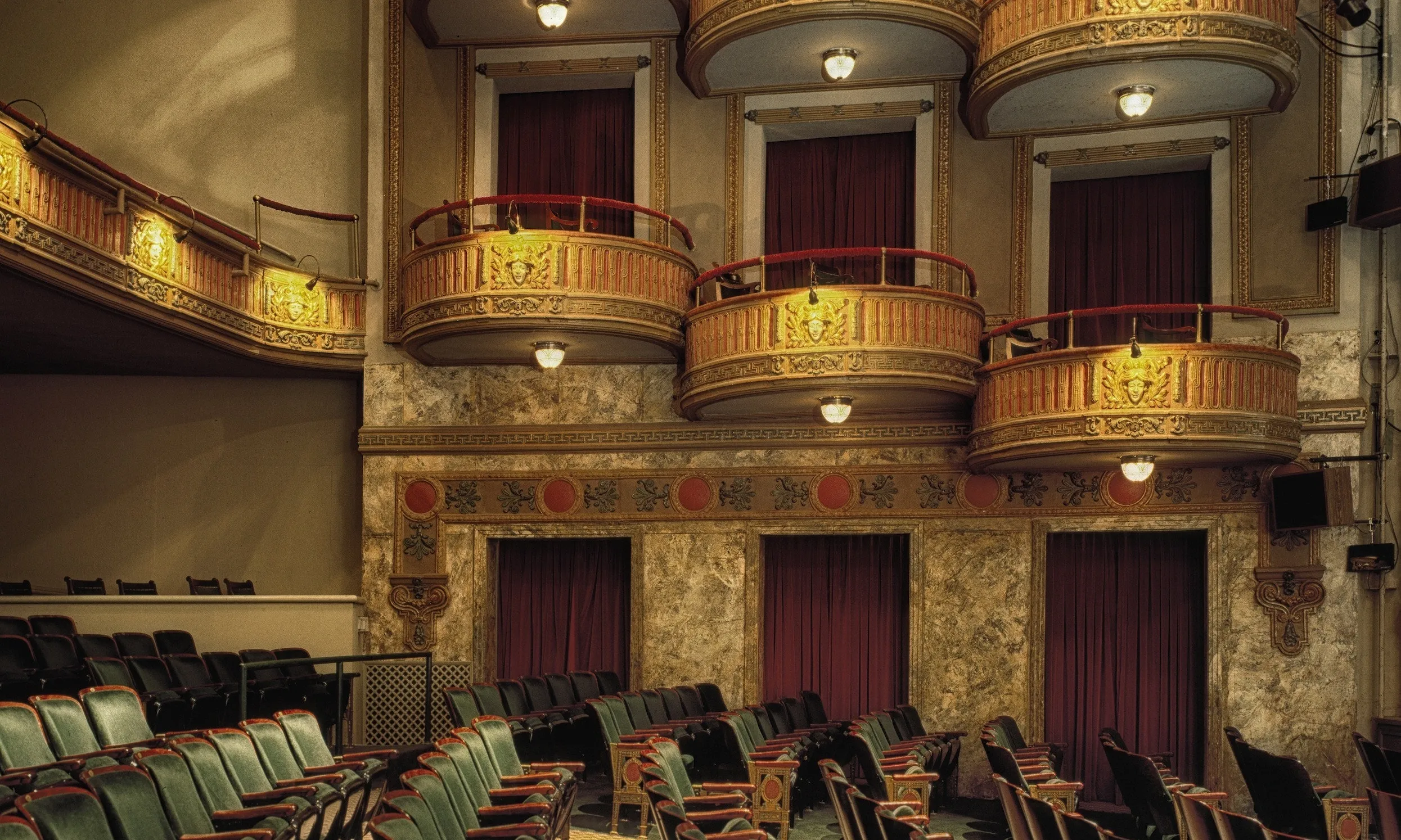 Pati de butaques d'un teatre antic. Font: Pixabay Pati de butaques d'un teatre antic. Font: Pixabay