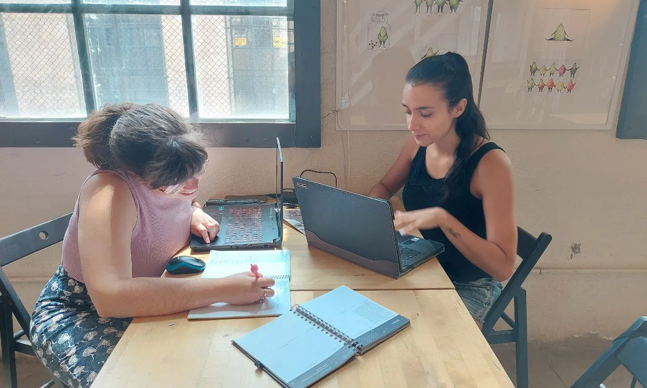 La Laura i la Francina realitzant la seva tasca comunicativa