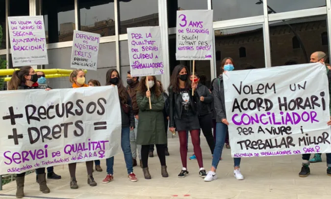 Concentració de treballadores del SARA a la plaça Sant Miquel de Barcelona.