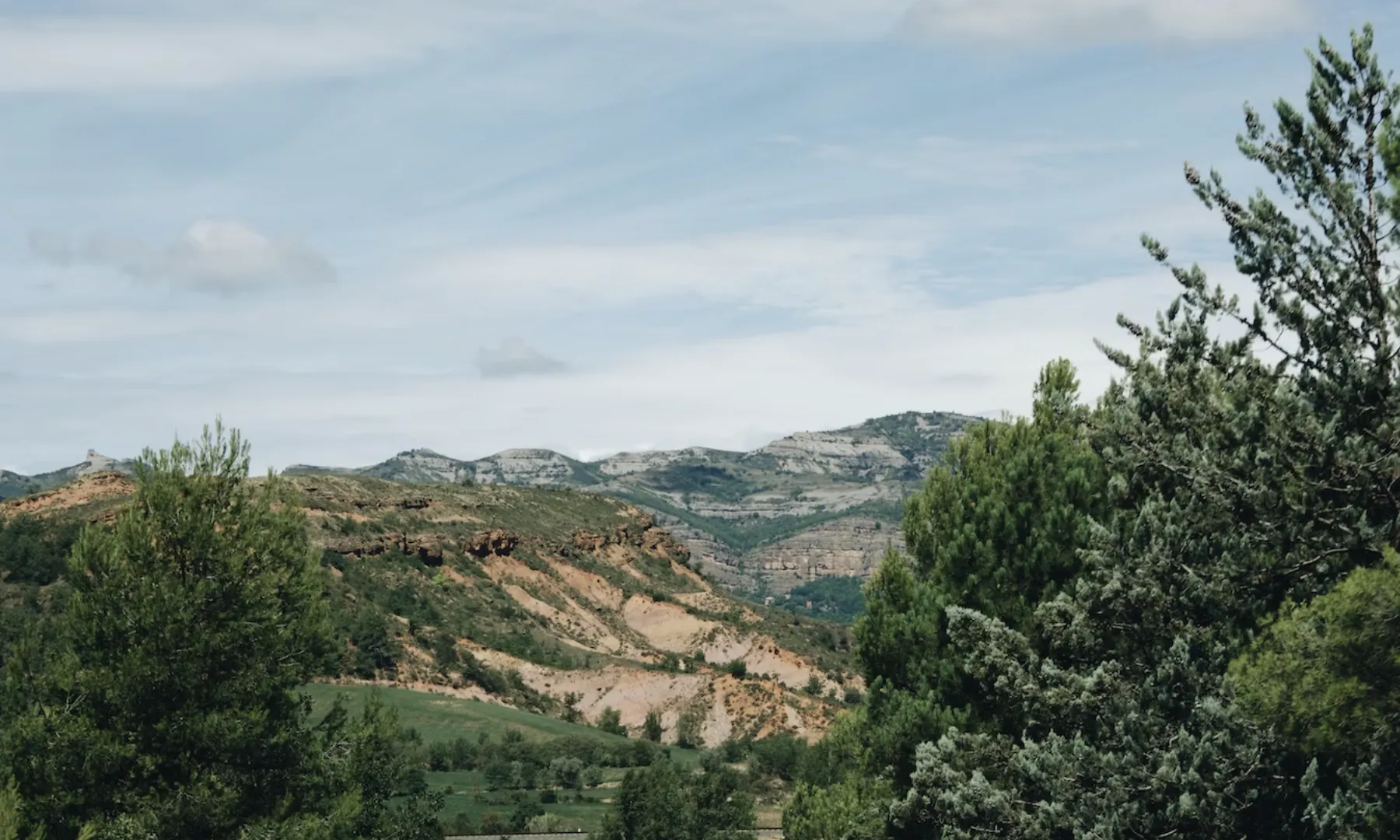 Des del 1982, diferents entitats de conservació del patrimoni natural lluiten perquè l'espai de la Serra del Montsec es declari parc natural.
