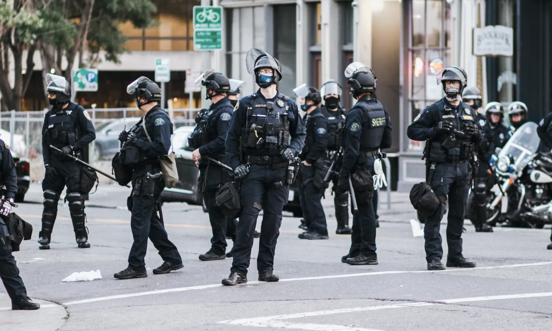 L'informe té com a objectiu analitzar i denunciar l'augment de les identificacions i detencions de la policia a persones estrangeres.