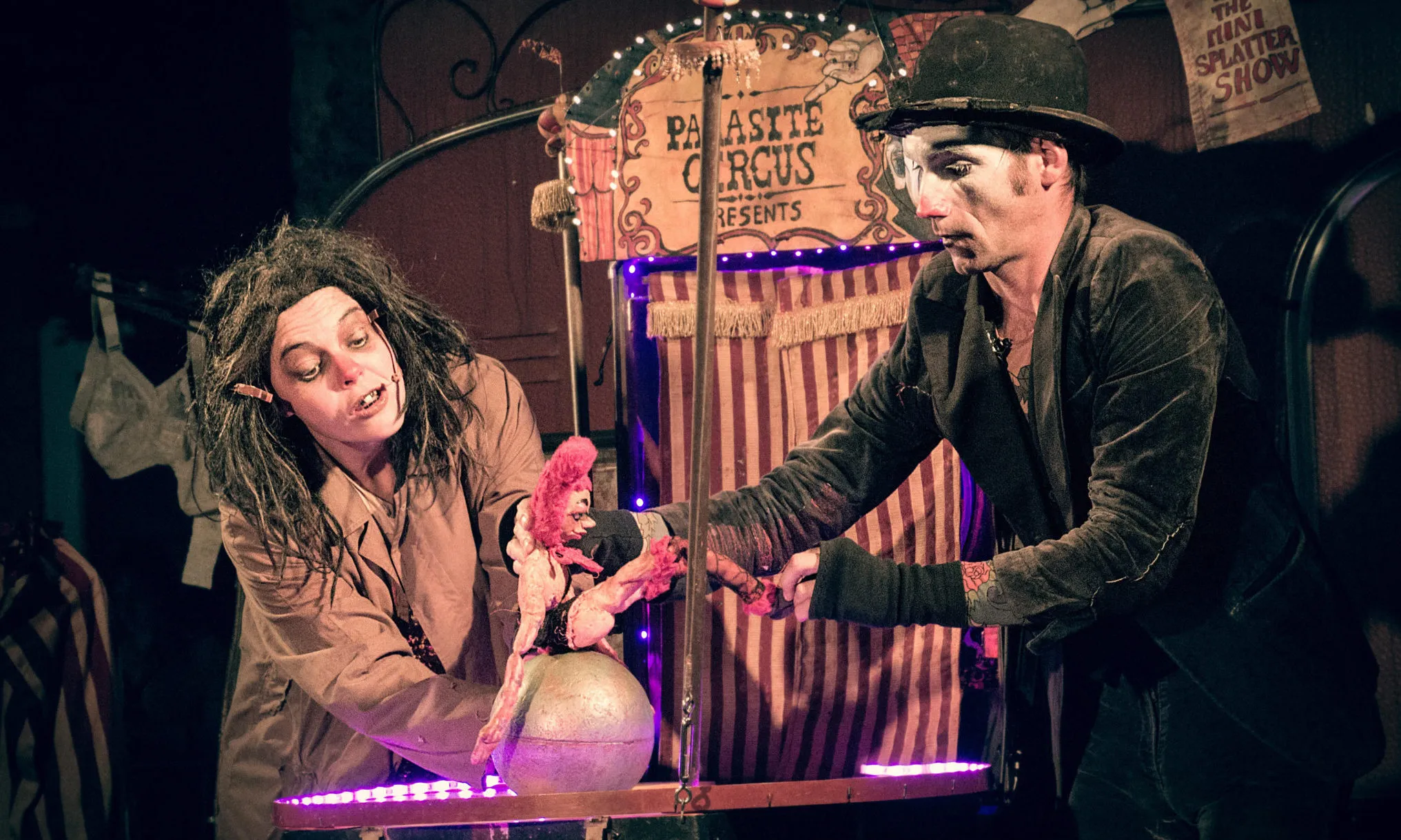 L'objectiu principal del Ròmbic és potenciar el teatre de titelles per a adults com dins les arts escèniques.