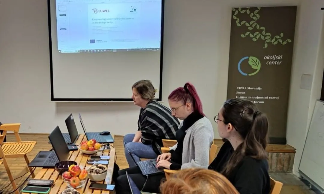 Les entitats que participen al projecte són impulsat per l’associació catalana Enginyeria Sense Fronteres, DOOR, l'Associació Focus per al Desenvolupament Sostenible i Les dones es comprometen per un futur comú.