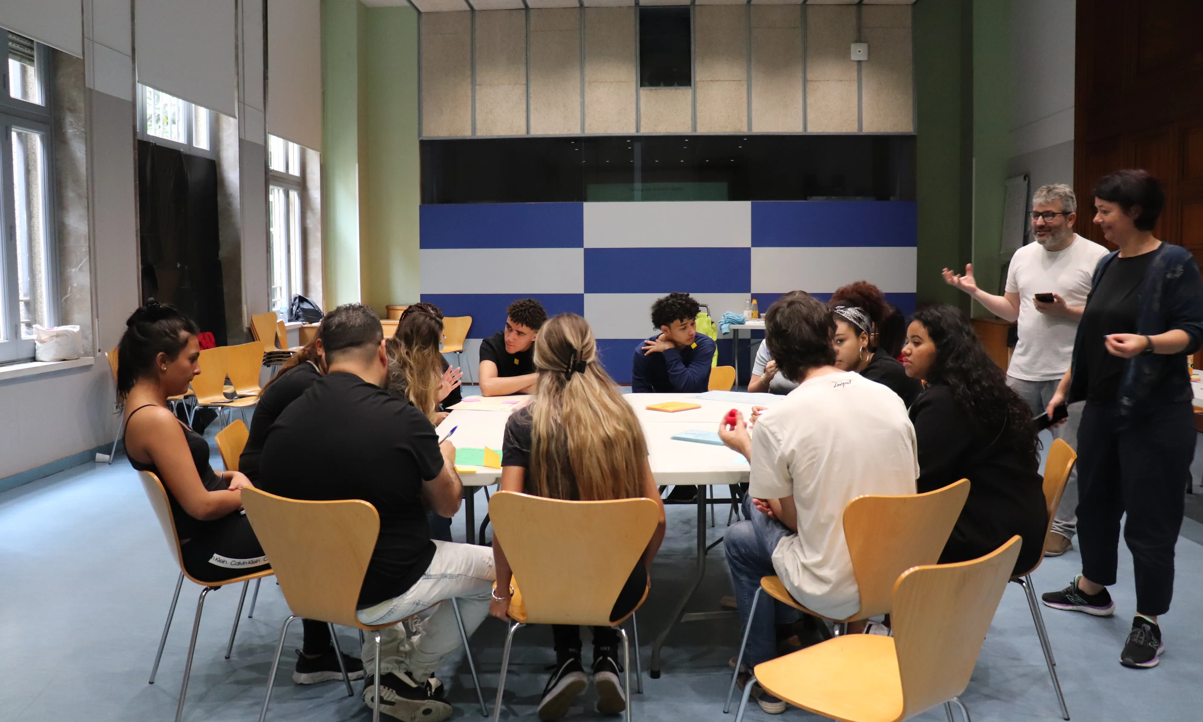 Les participants en la cloenda de l'ACTInYOUth durant la partida de 'Data Control Wars'. Font: Colectic.