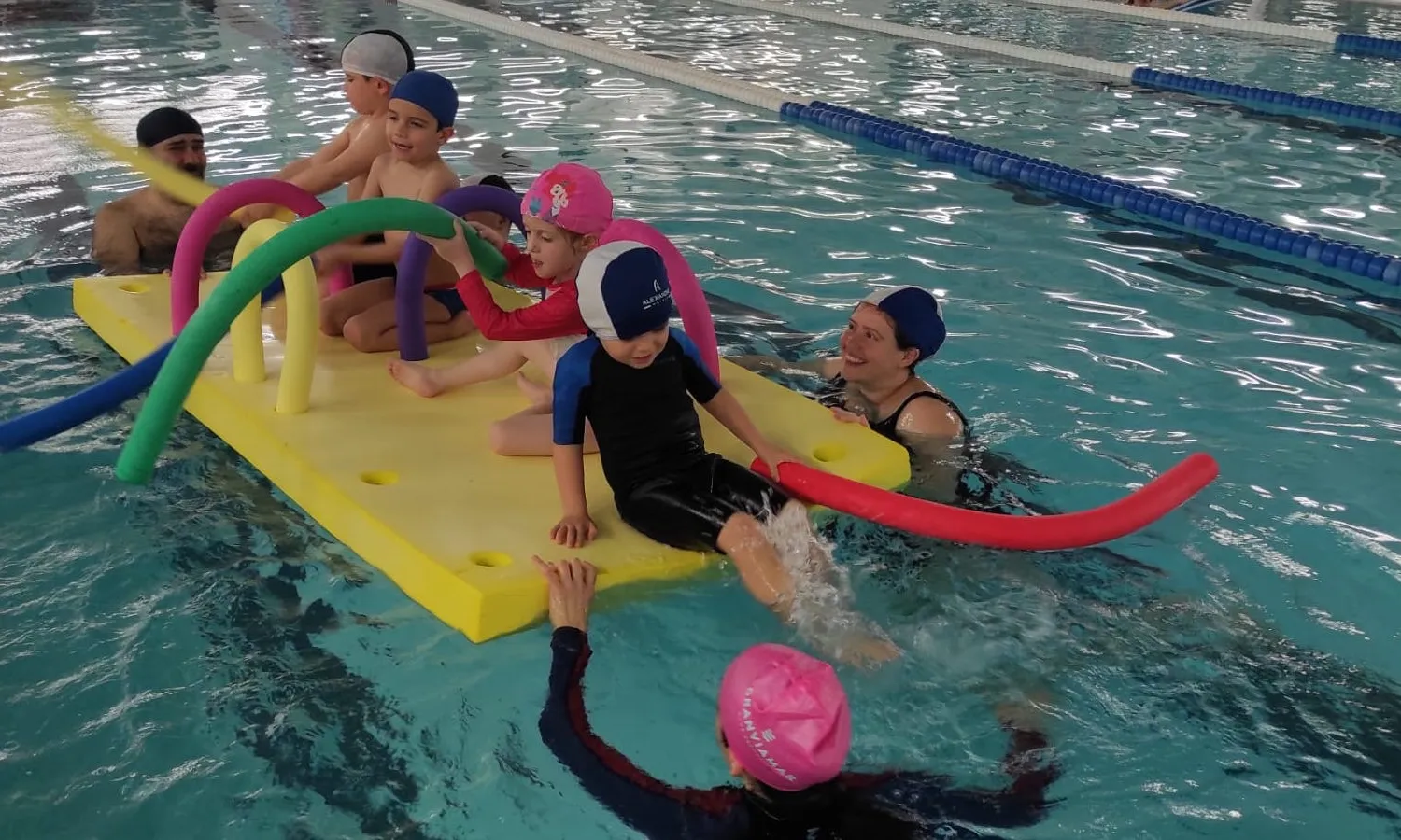 Gràcies a l'aquateràpia, els infants reben sensacions que els permeten disminuir el nerviosisme i assolir un estat de relaxació.