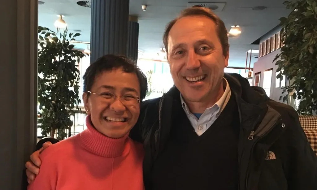 Alfonso Bauluz, president de Reporters Sense Fronteres, amb la periodista Maria Ressa, Premi Nobel de la Pau.