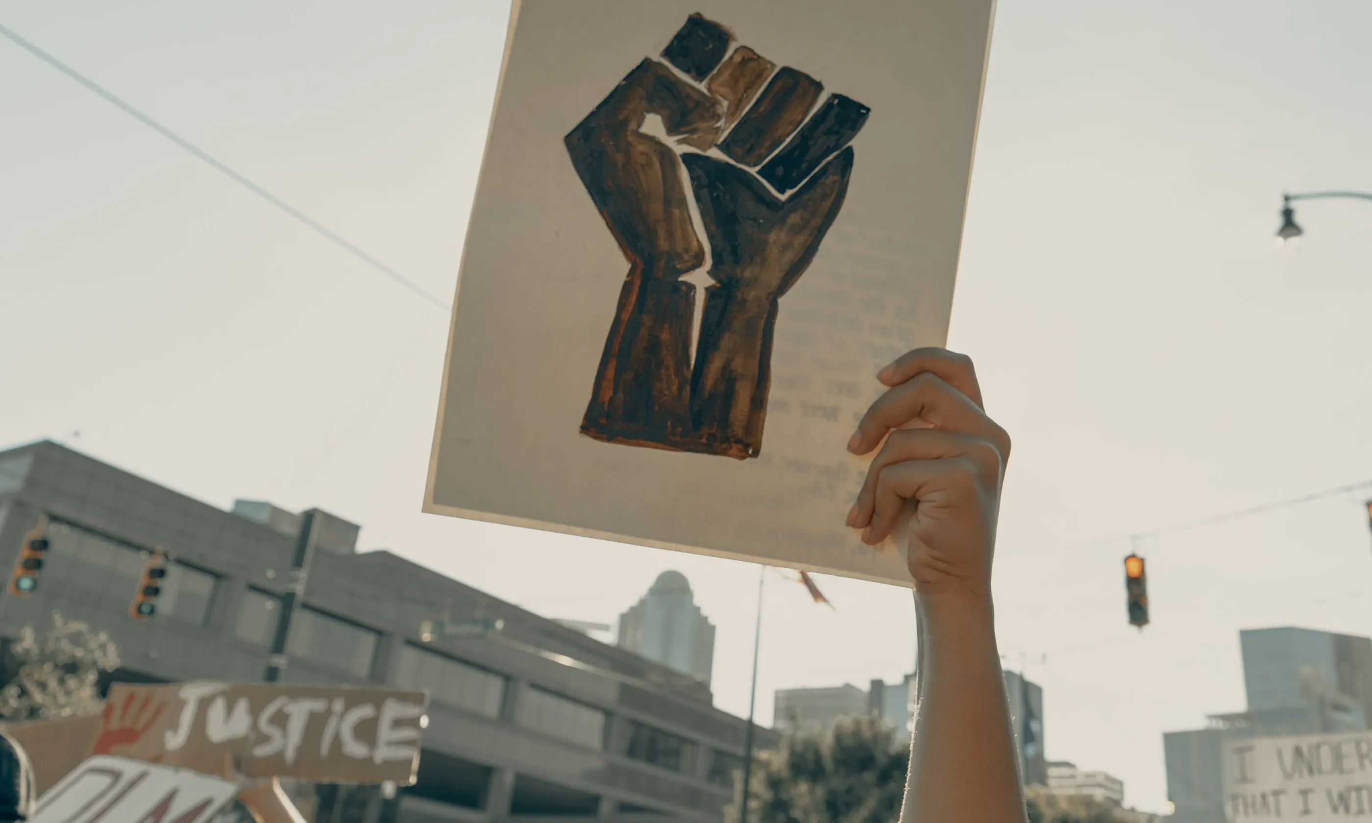Les demandes plantejades s’enfoquen a lluitar les situacions de racisme i discriminació que pateixen diàriament milers de persones.