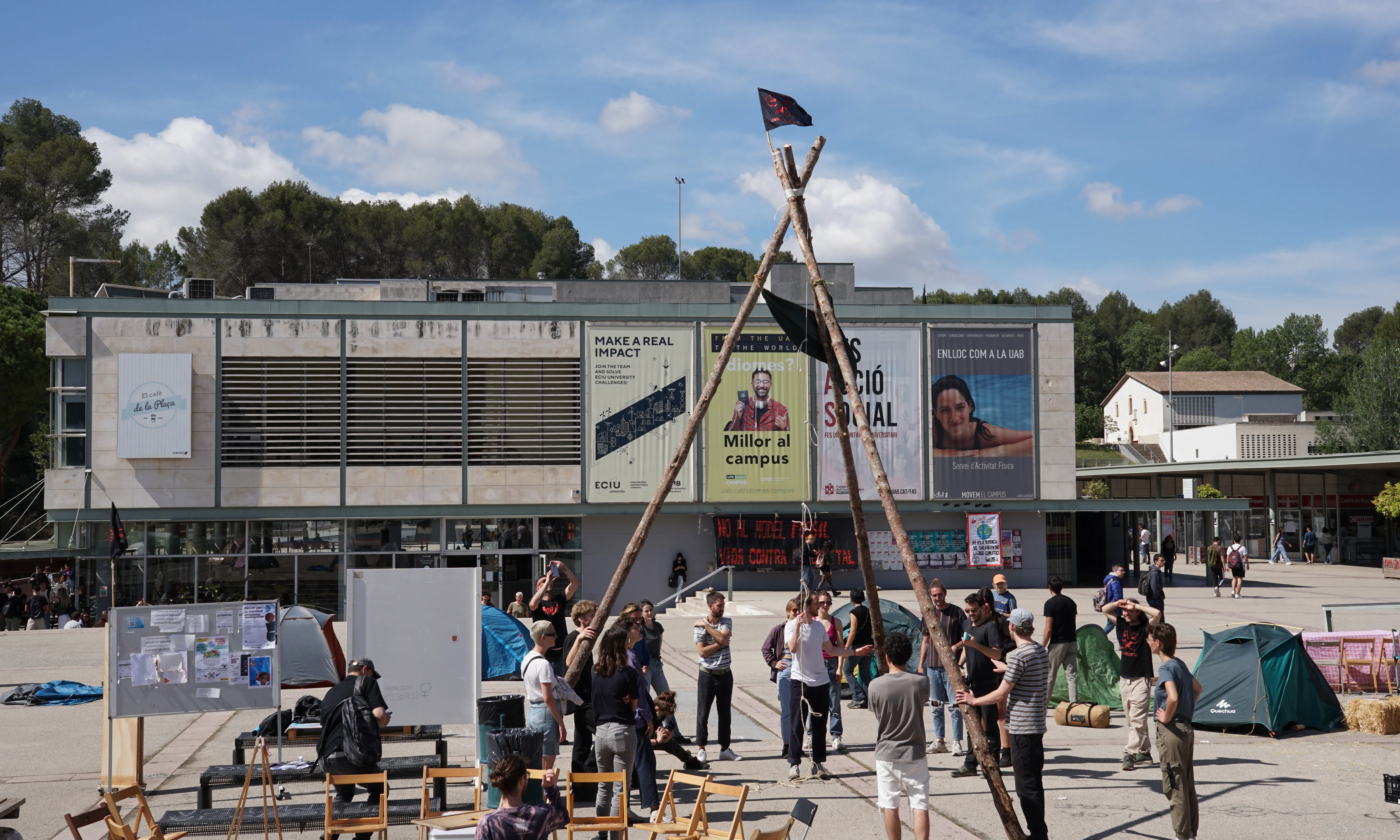 Des del moviment creuen que no és possible tenir una educació lliure i social amb la presència d'empreses i bancs contaminants dins les universitats.