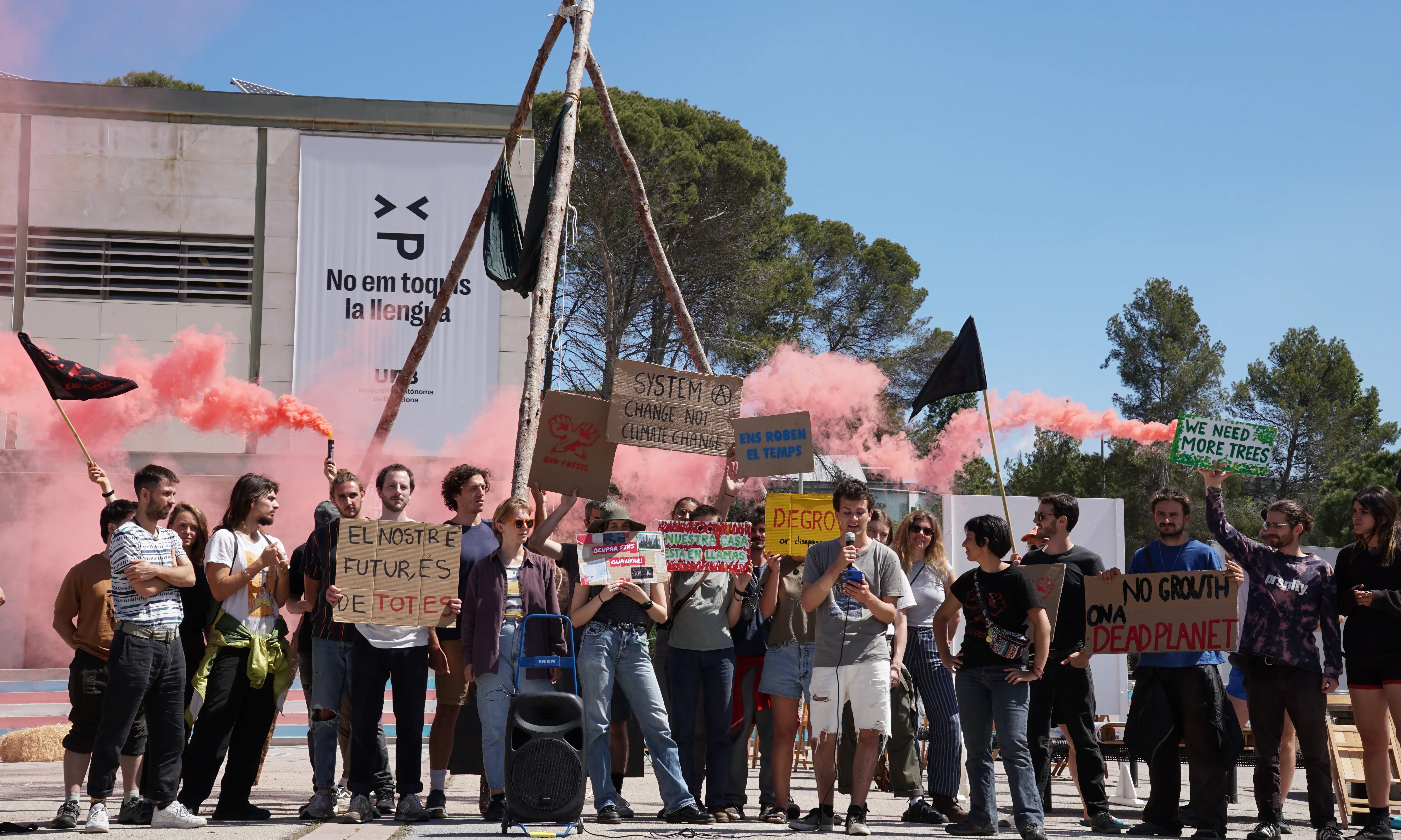Algunes de les joves activistes a la plaça Cívica de la Universitat Autònoma de Barcelona.