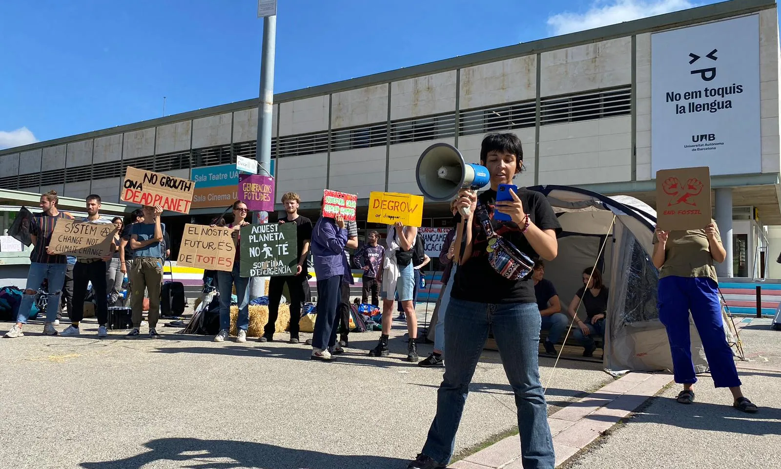 Lectura del manifest per part de les joves activistes climàtiques d'End Fossil BCN.