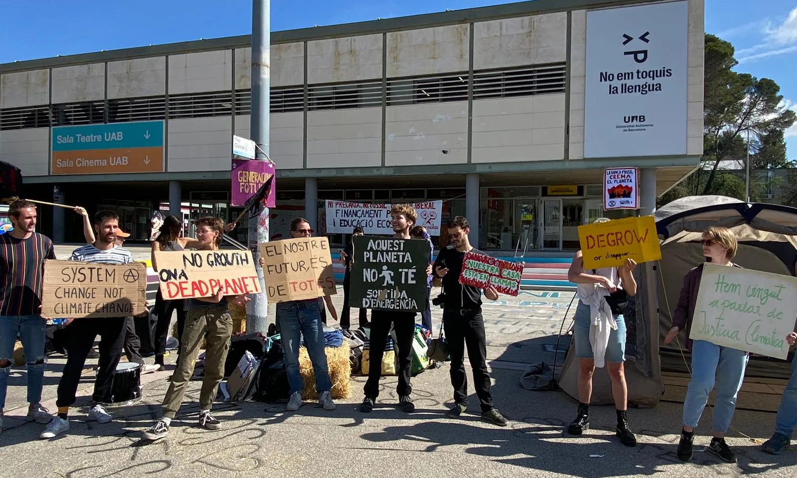 Nova ocupació de joves activistes climàtiques a les universitats, aquest cop a la Universitat Autònoma de Barcelona.