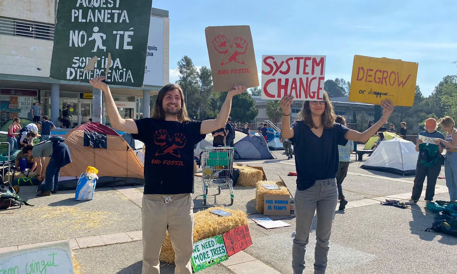 Estudiants del màster de decreixement a l'Institut de Ciència i Tecnologia Ambientals de la UAB, que formen el grup Degrowth in Action, s'han sumat a la reivindicació.