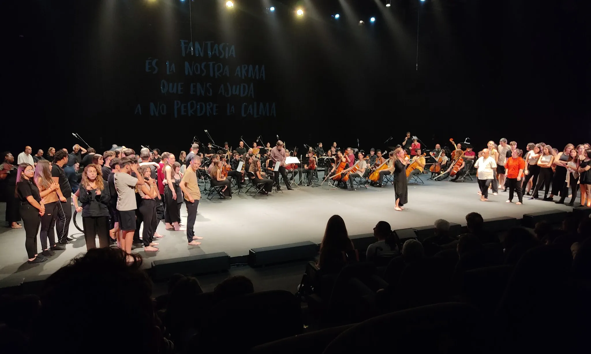 Gairebé cent quaranta persones van interpretar 'La Fantasia' a la sala Maria Aurèlia Capmany del Mercat de les Flors, a Barcelona.