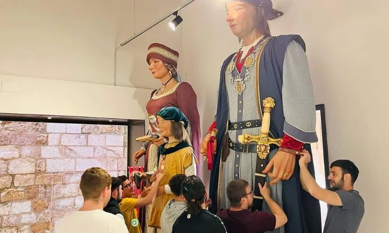Els Gegants Els Veguers de Montblanc preparant-se per anar a Timisoara.