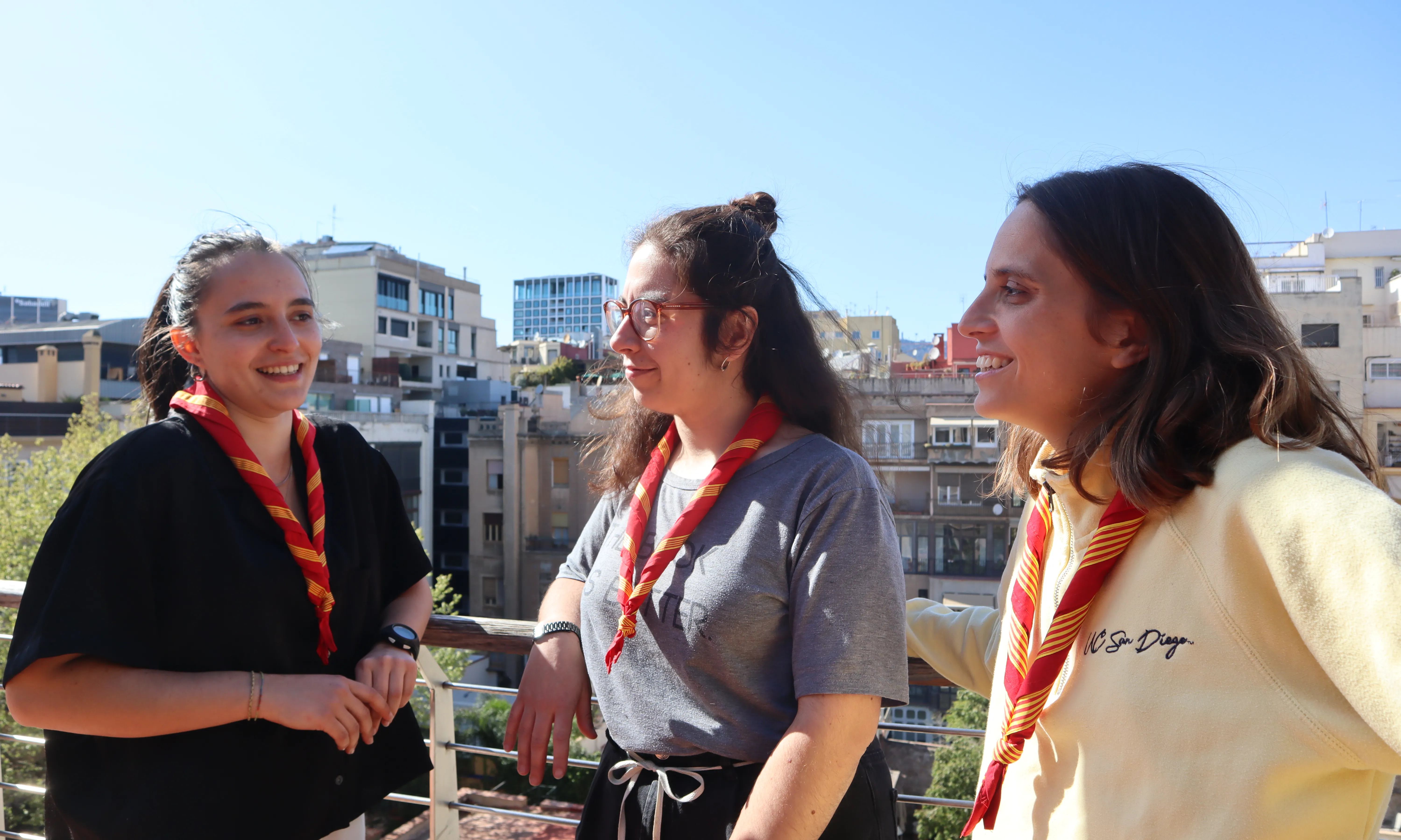 L'equip de presidències de la FCEG està format per membres de les juntes de les tres entitats escoltes i guies de Catalunya. D'esquerra a dreta: Júlia Martínez (Acció Escolta), Aina Milà (Escoltes Catalans) i Maria Vilàs (Minyons Escoltes i Guies).