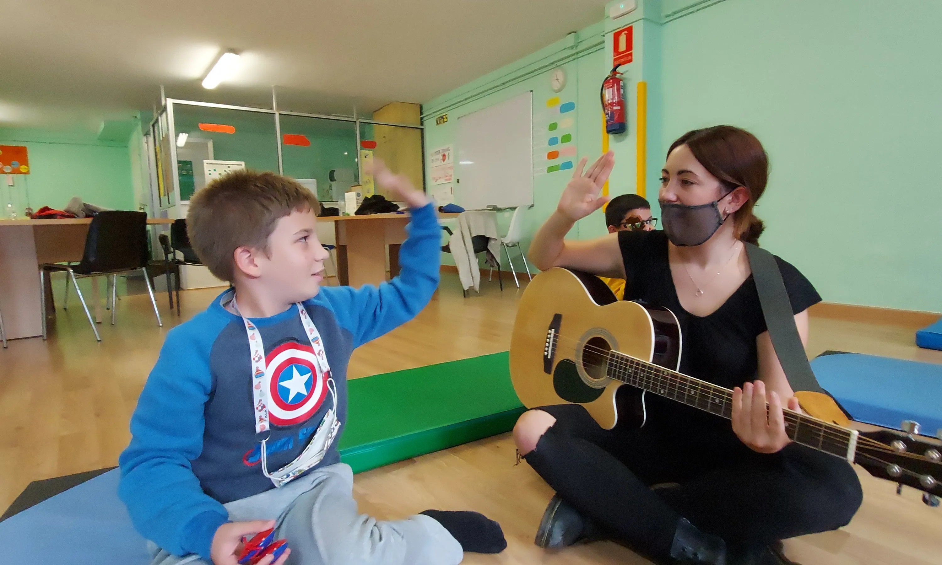 La musicoteràpia és un dels serveis que ofereixen des d'ISTEA Castelldefels, per ajudar als infants a expressar-se, comunicar i connectar amb l'entorn.