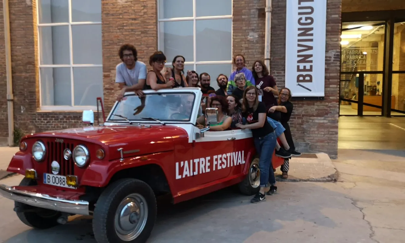 Les membres de l'equip de l'Altre Festival a les portes de la Fàbrica de Creació de la Fabra i Coats de Barcelona.