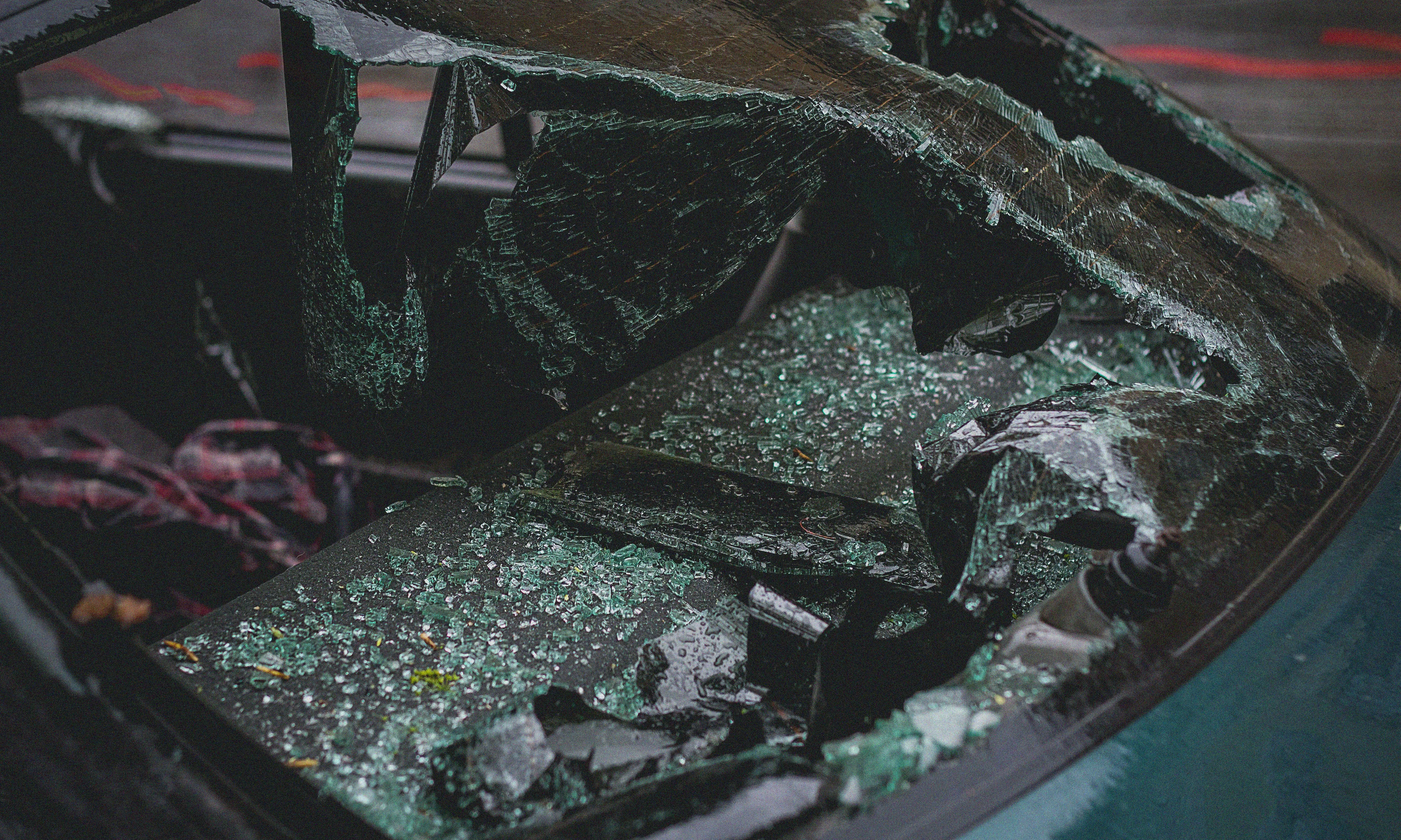 Cotxe accidentat. Font: Pexels - Artyom Kulakov