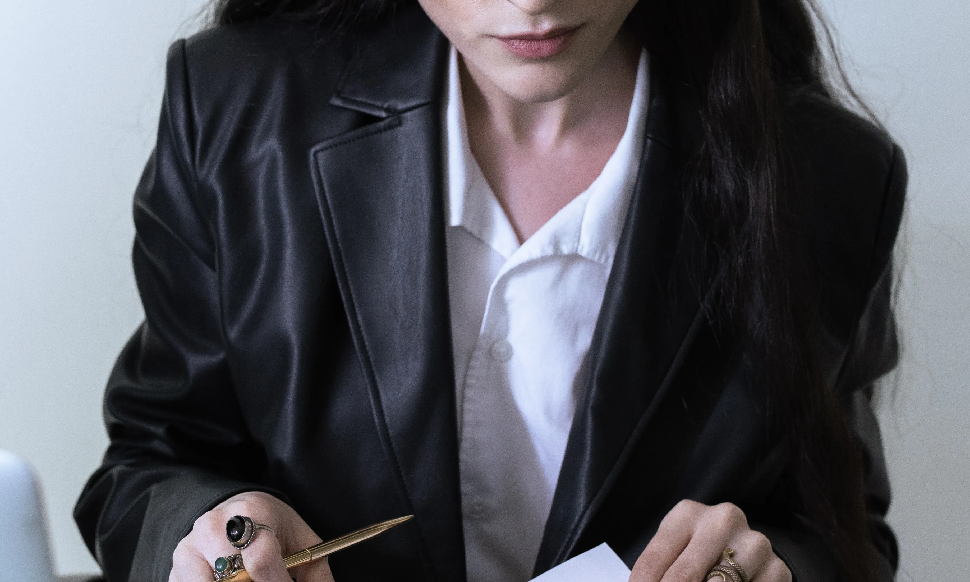 Noia treballant en un artícle. Font: Pexels - cottonbro studio