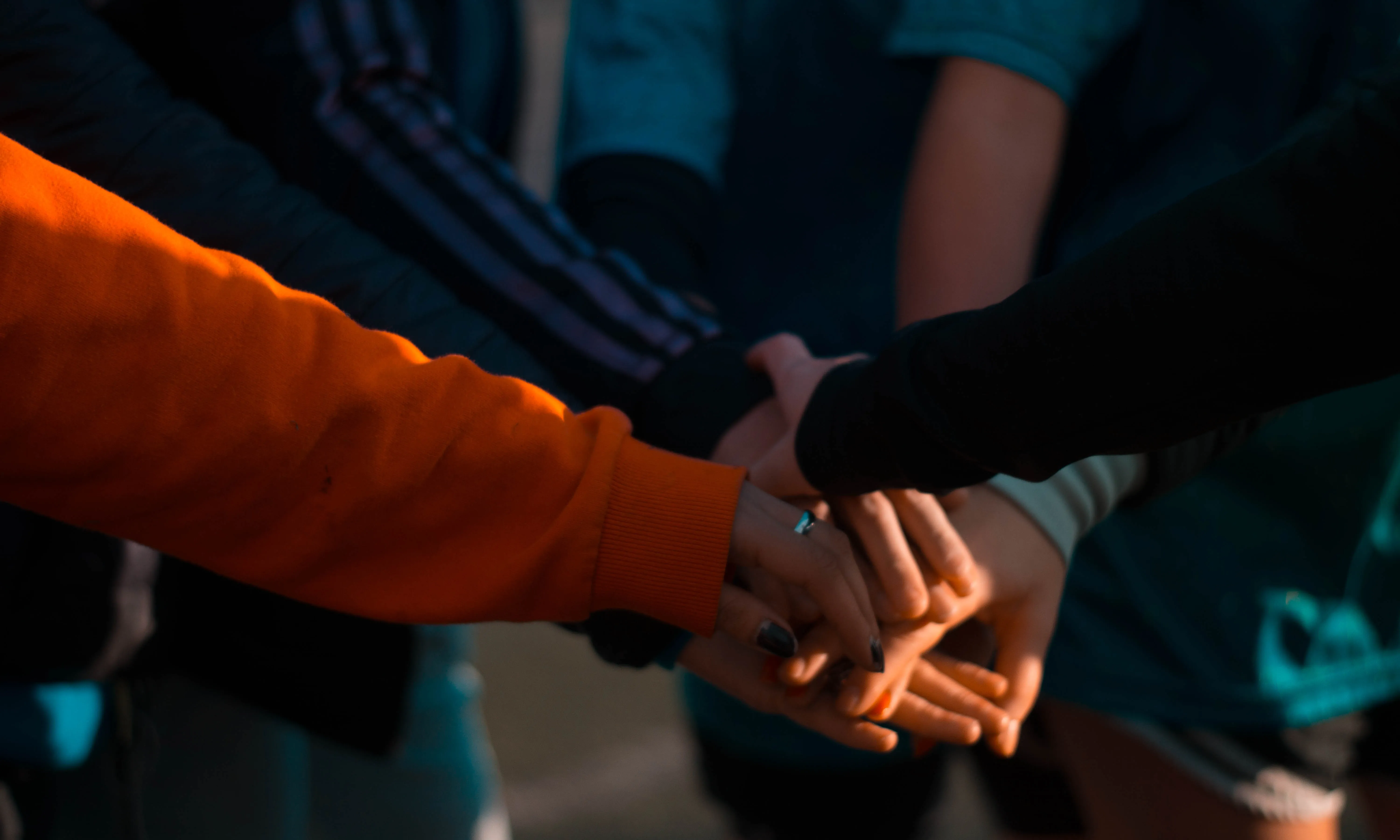 Gent juntant les mans. Font: Pexels - Mica Asato