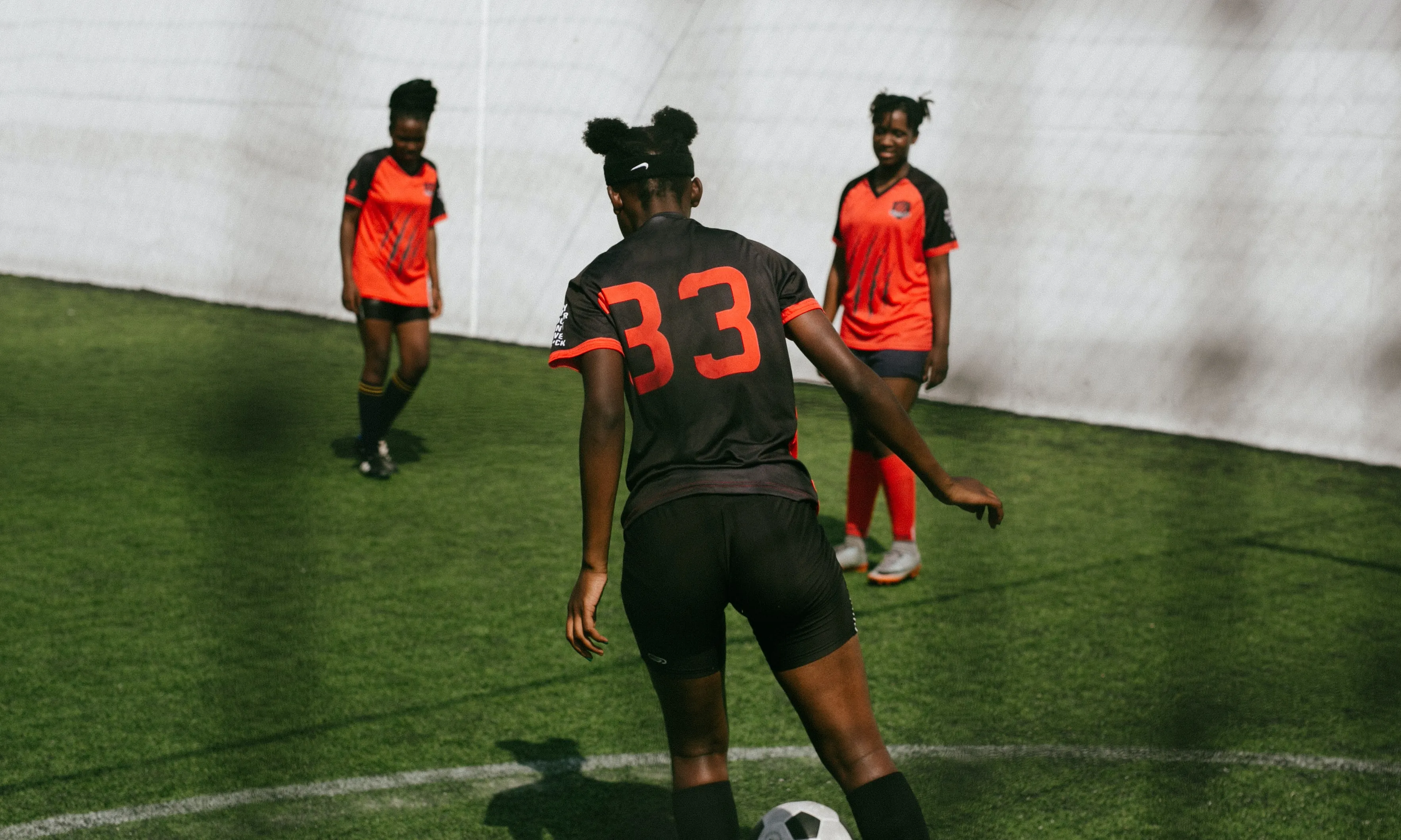 Noies entrenant a futbol. Font: Pexels - RF._.studi