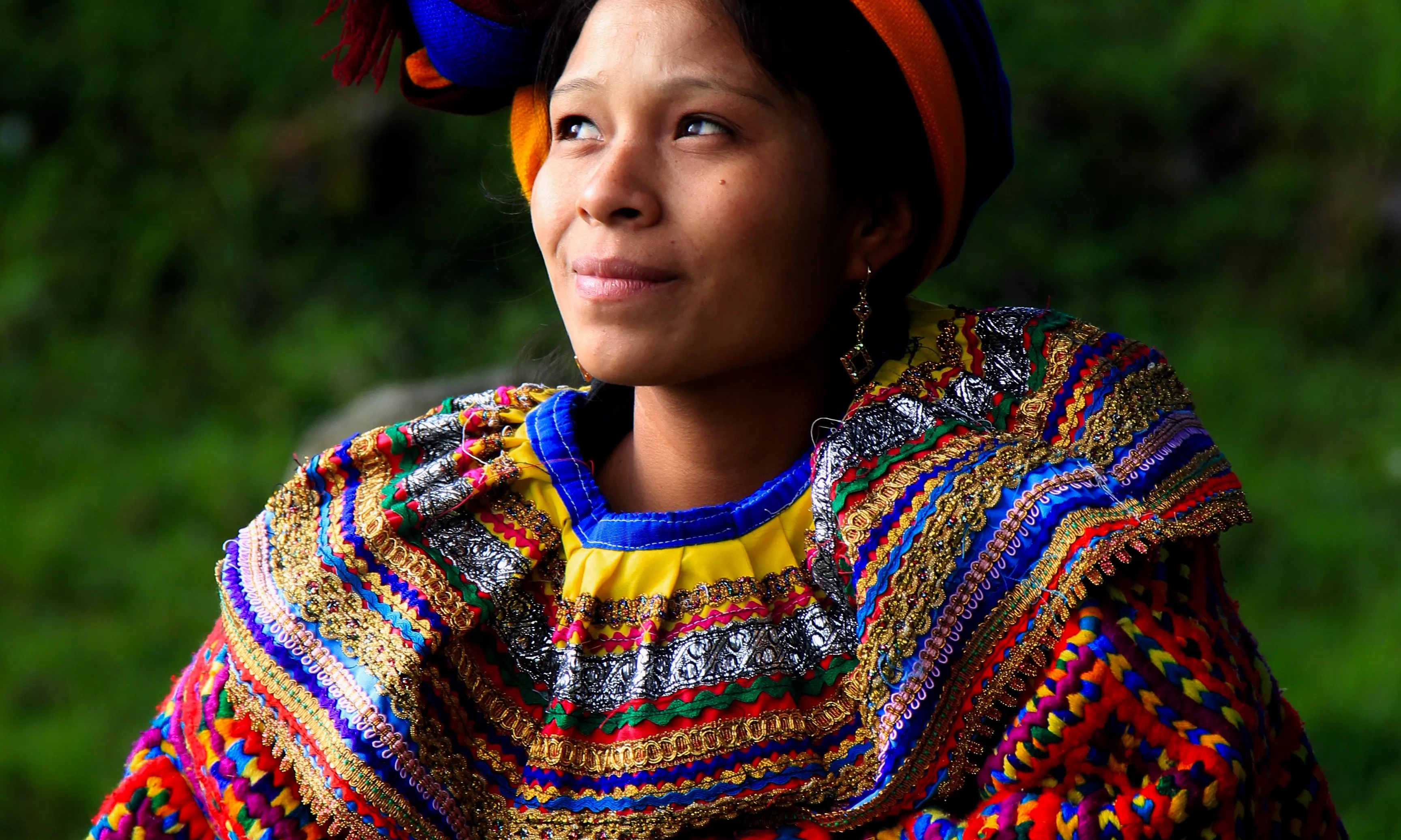 Noia amb vestit tradicional. Font: Pexels - Zaqueo Gomez Gomez