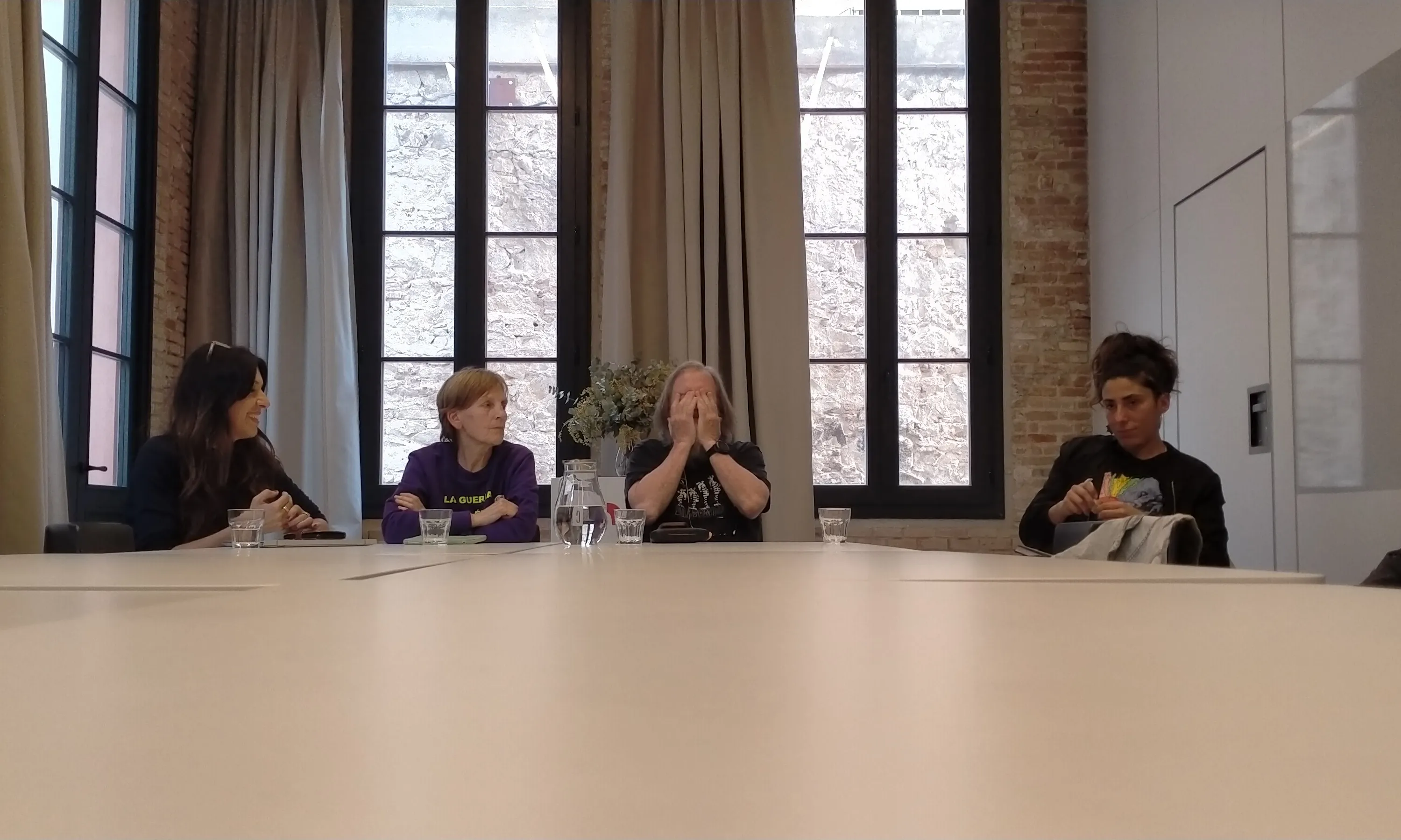 Un moment de la roda de premsa de la Xarxa Renda Bàsica per presentar les firmes de suport al seu manifest.