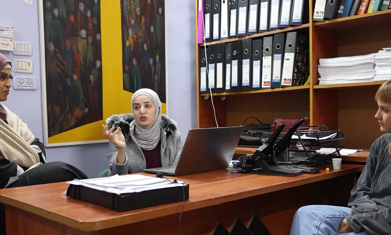 L'obra de teatre té com a objectiu mostrar les diferents realitats i les lluites socials de Palestina, al camp de refugiades de Jenin i al barri del Raval.