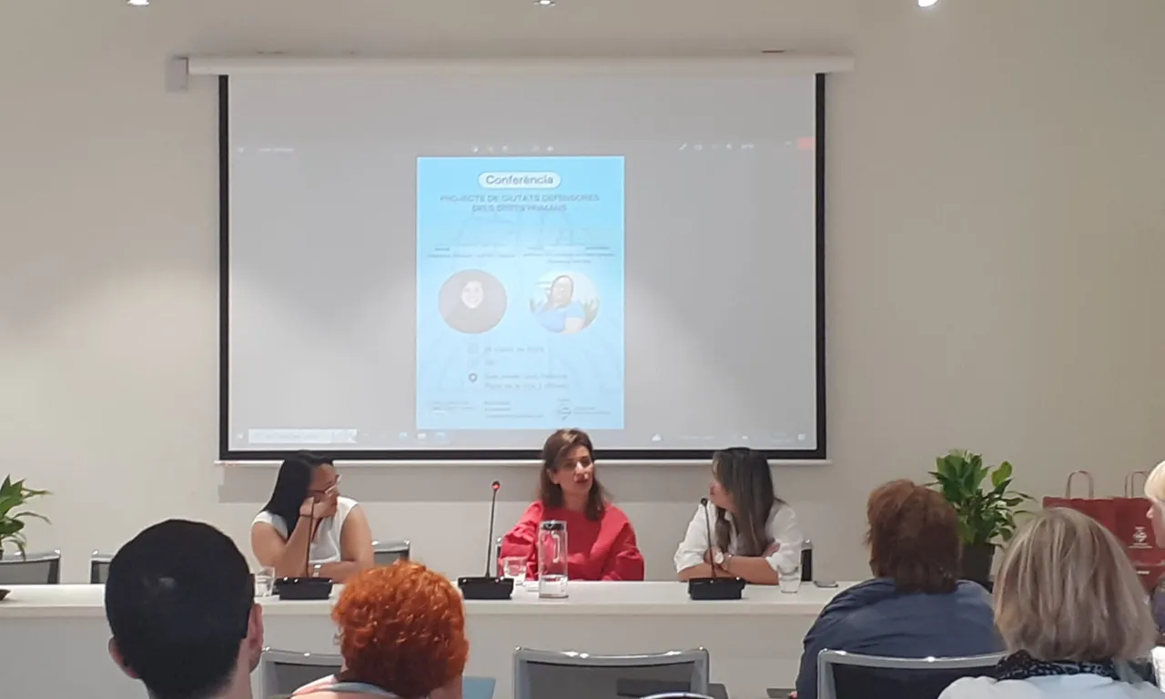 La Ryma Sheermohammadi, durant una de les ponències en el marc de la iniciativa 'Ciutats Defensores dels Drets Humans'.