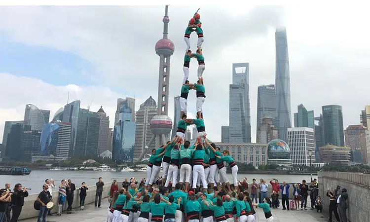 Castellers a la ciutat de Shangai. Font: Font: Castellers de Vilafranca