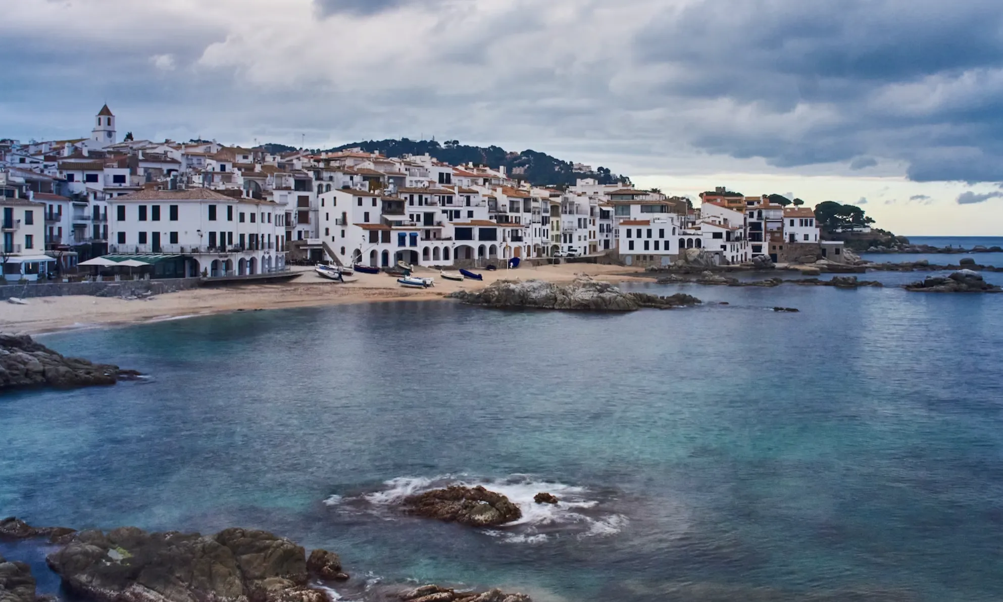 Les vint-i-dues poblacions que conformen la Costa Brava pateixen les conseqüències de la massificació urbanística i turística que atempta contra la salut del territori.