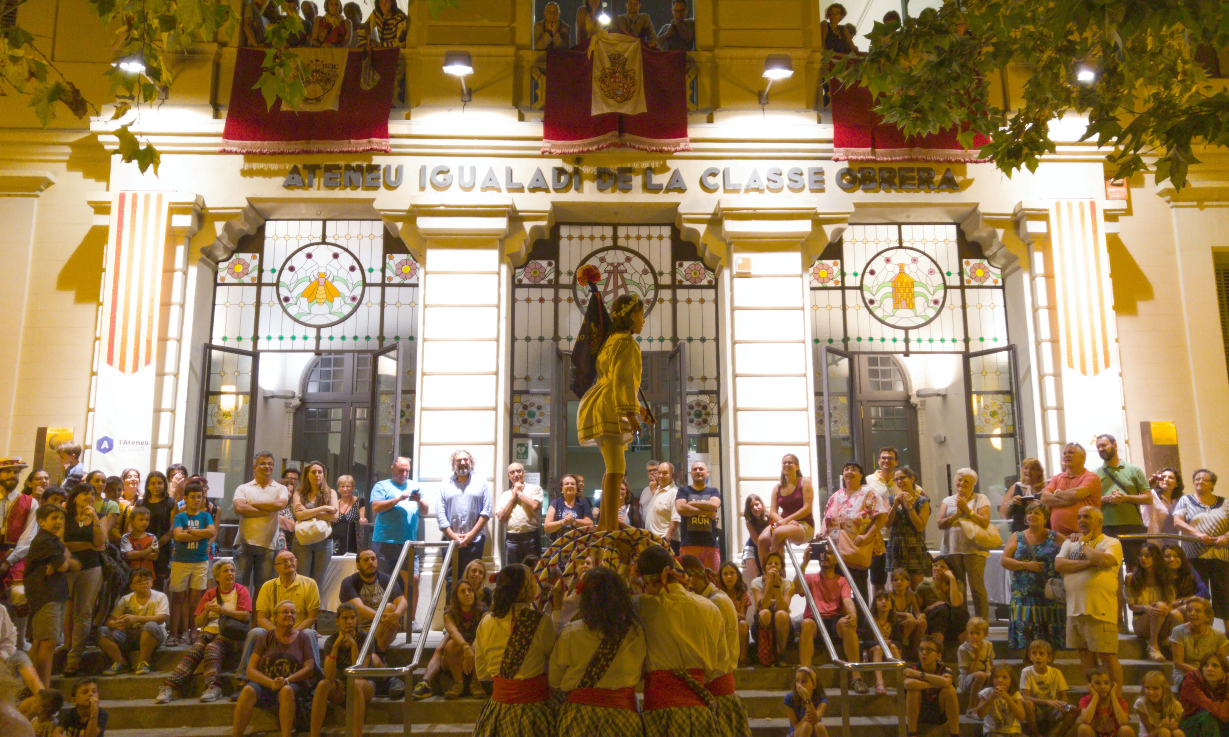 Activitat de Festa Major protagonitzada per la Federació del Seguici Tradicional Històric d'Igualada (FESTHI) davant de la façana de l'Ateneu Igualadí.