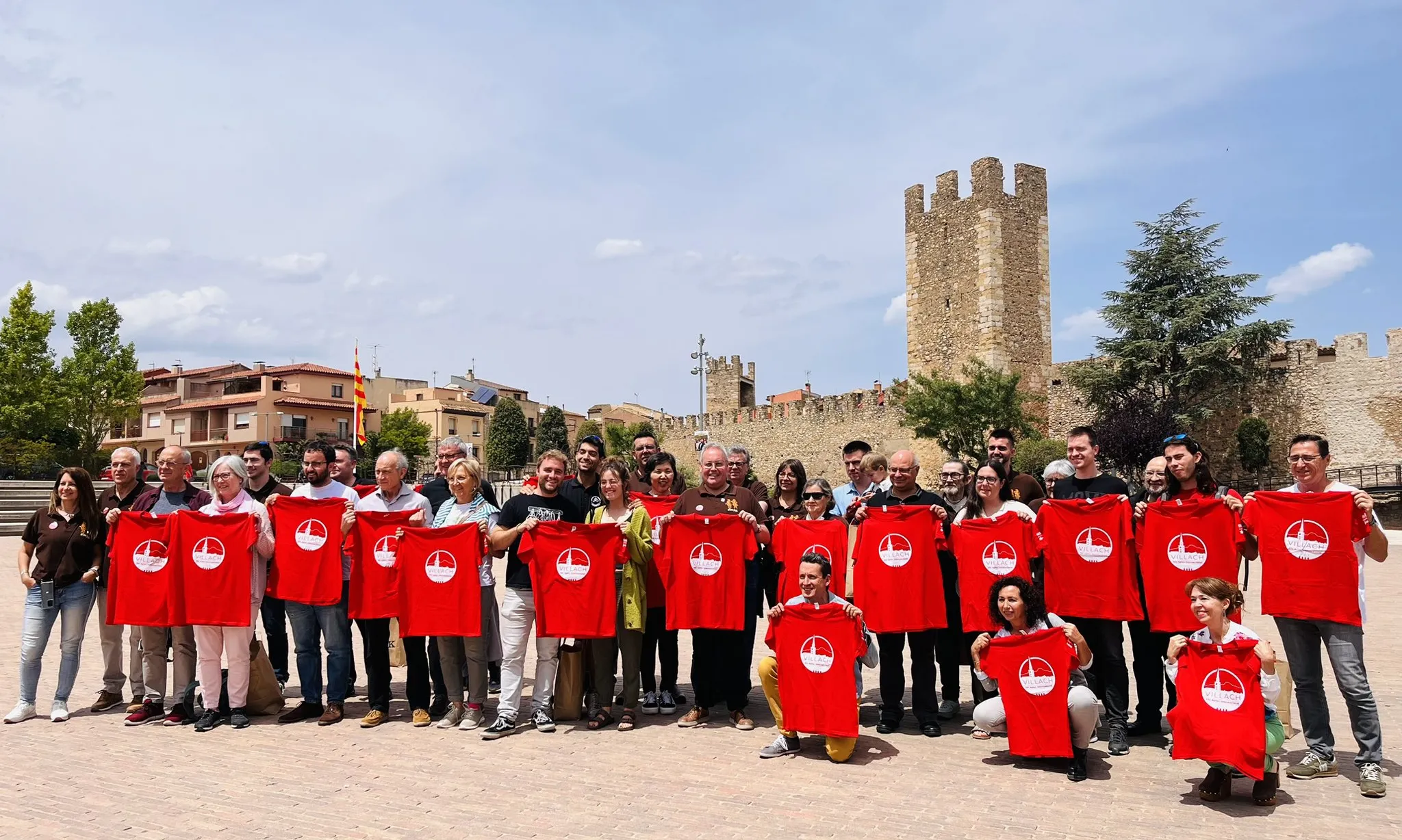 Representants dels grups participants de l'Aplec Internacional 2023.