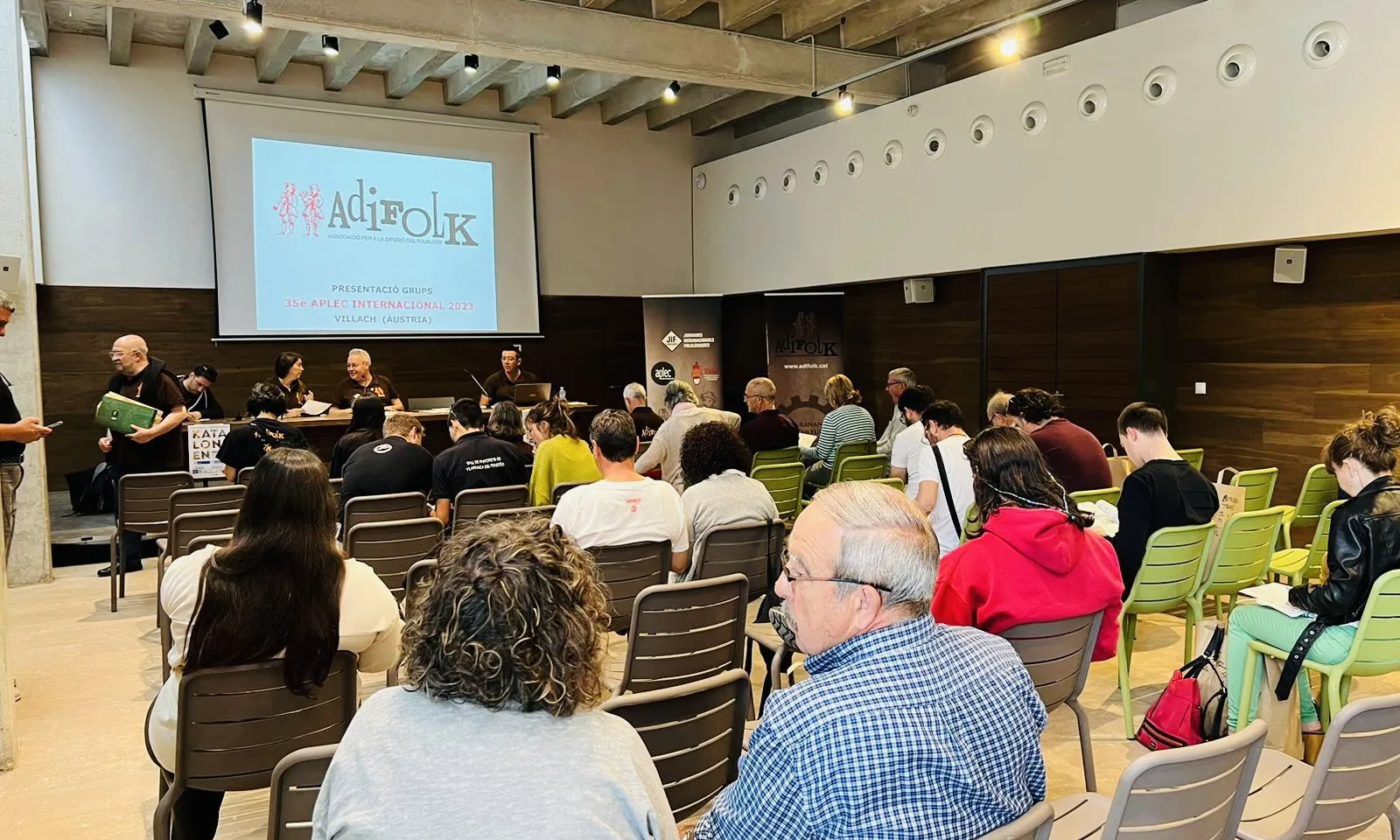Els grups participants, a la presentació de l'edició d'enguany de l'Aplec Internacional.